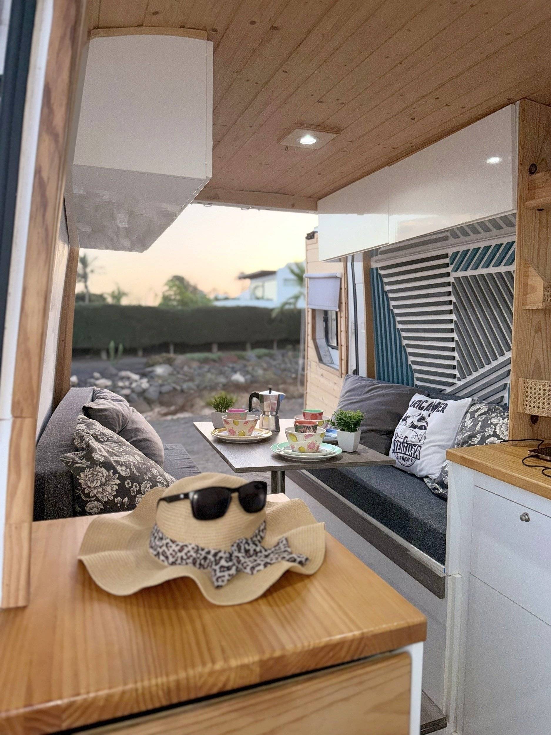 Dining Area Volkswagen 2,0 l 140 ch - Yescapa