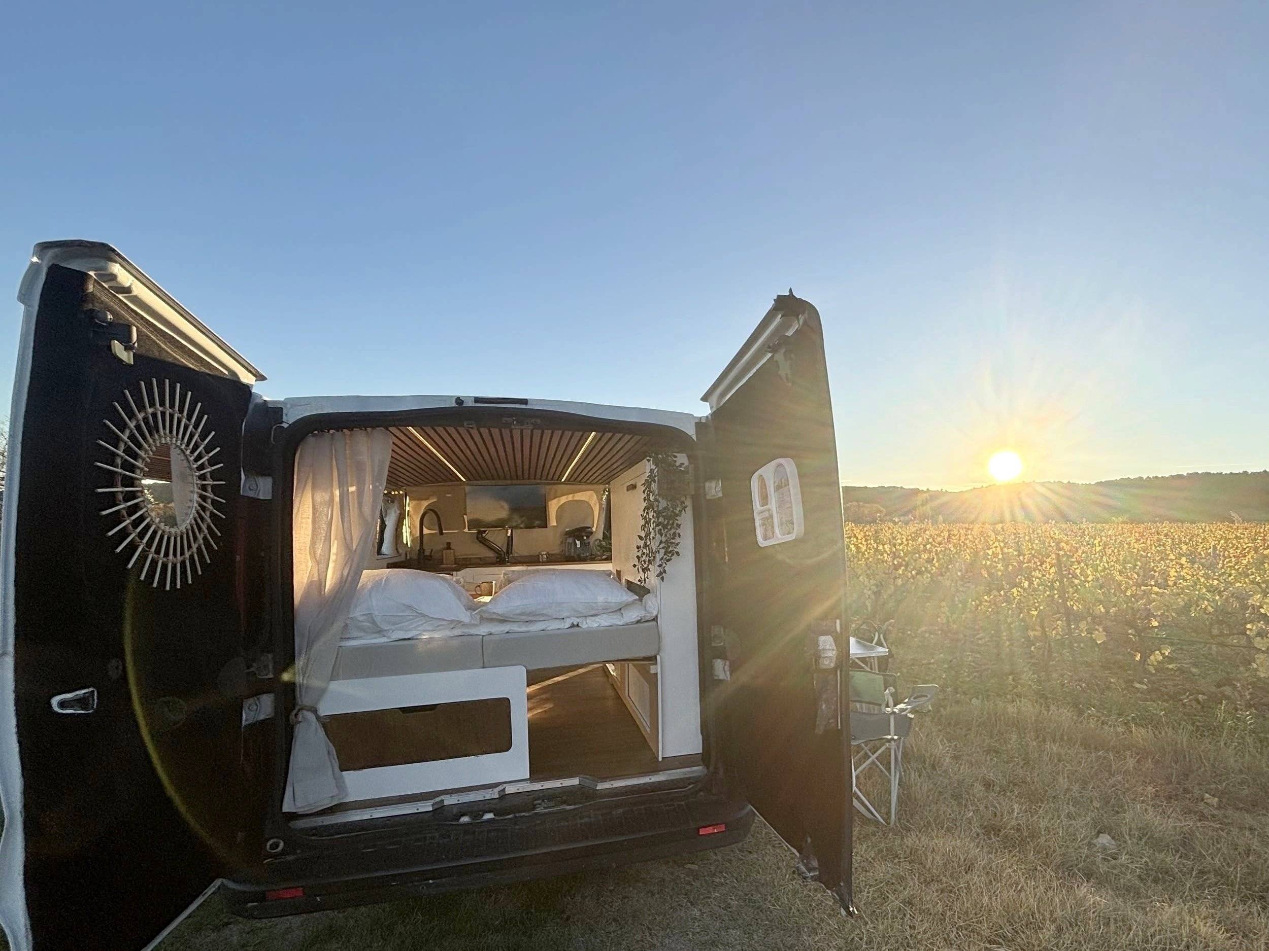 Voorkant 3/4 Renault Trafic L2H1 2 l 120 ch - Yescapa