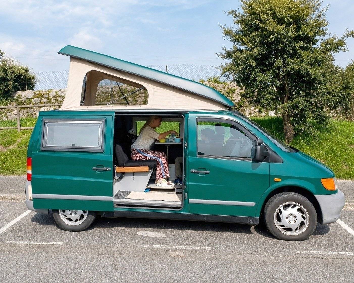 Front view from 3/4 Mercedes Vito 112 cdi - Yescapa