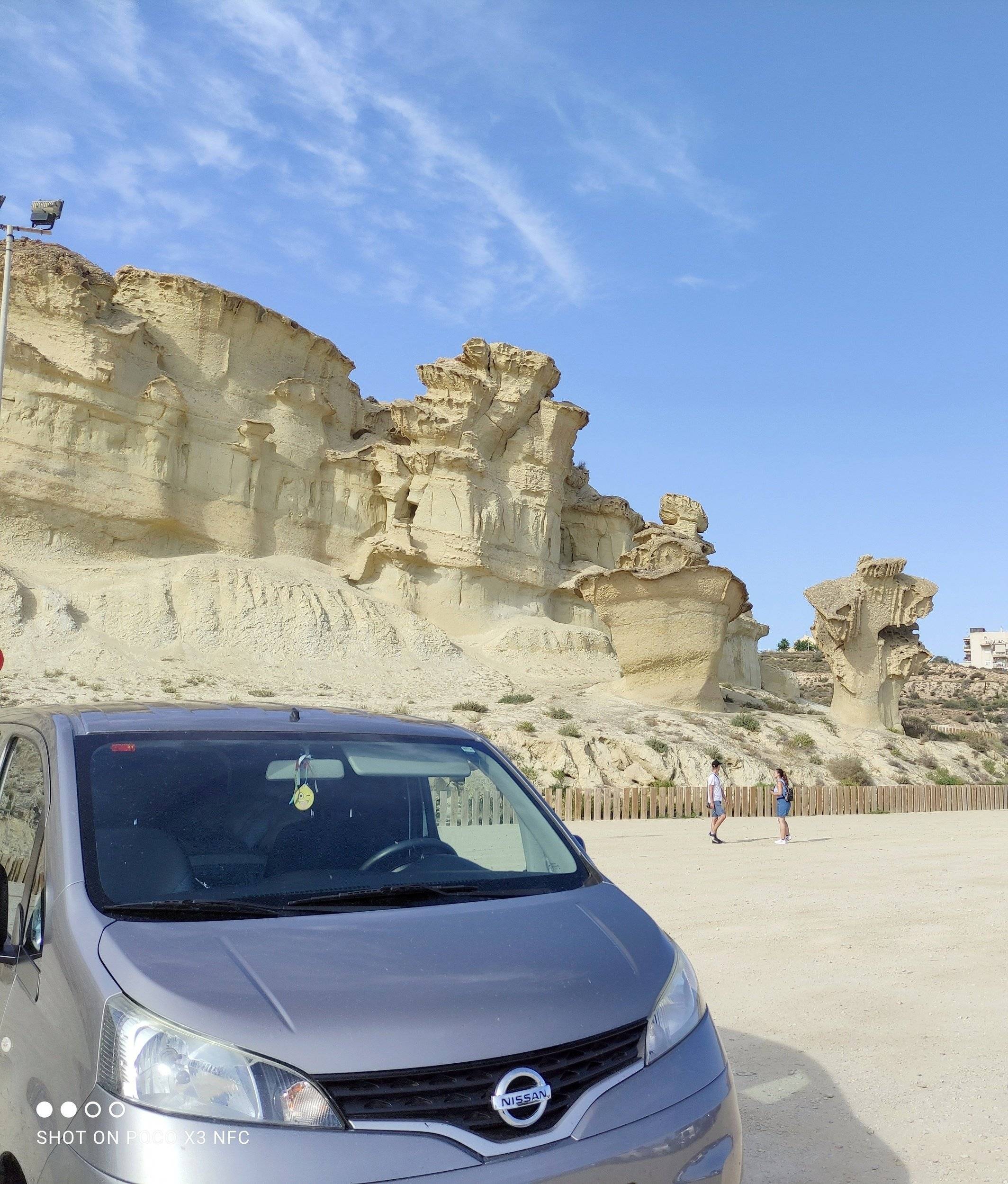 Vista frontale a ¾ Nissan - Yescapa