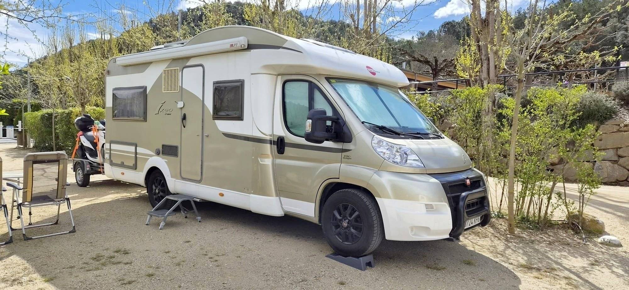 Vista frontale a ¾ Fiat Ducato - Yescapa