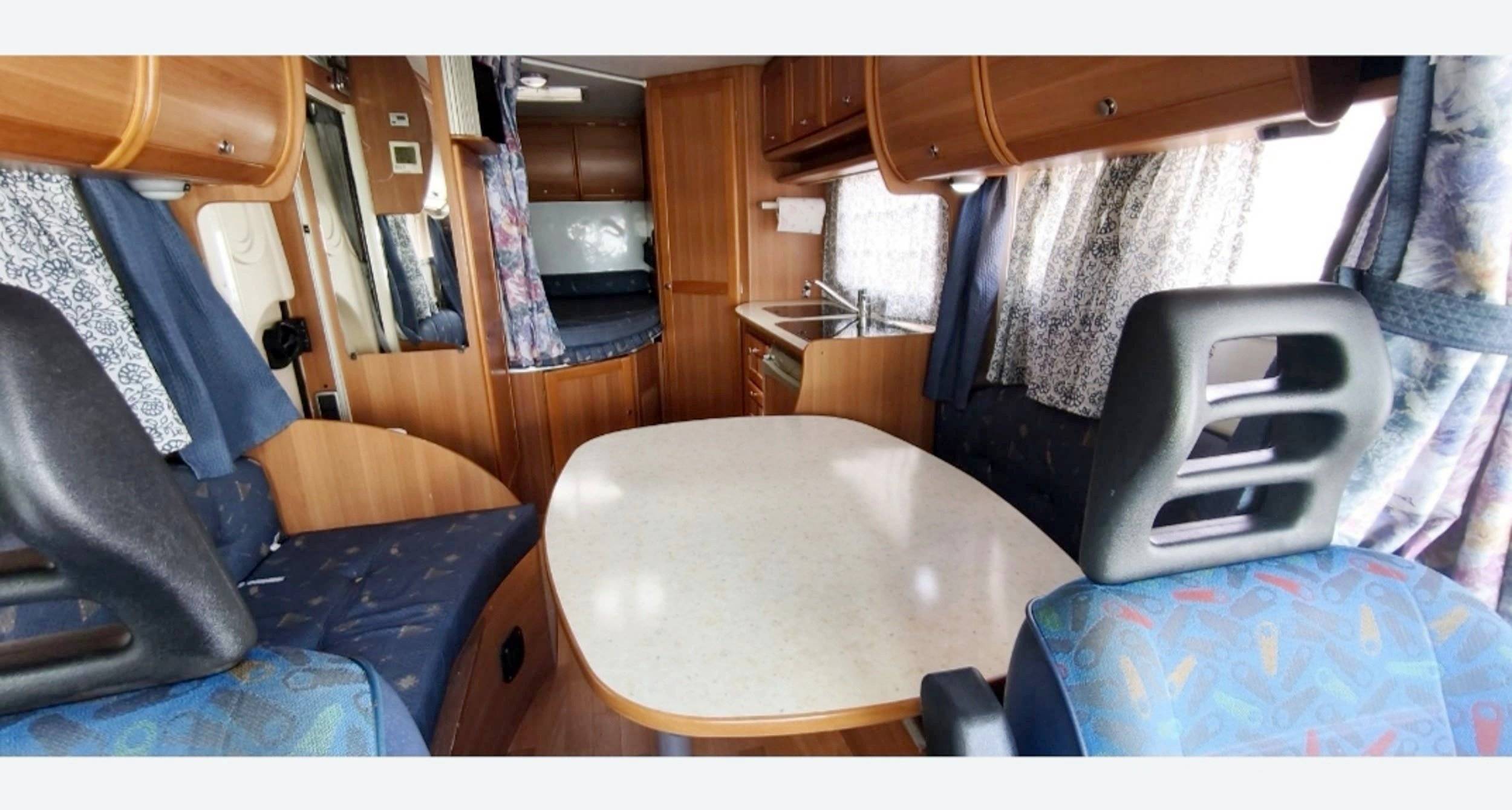 Dining Area Fiat Ducato 2.8 idTD 230 - Yescapa