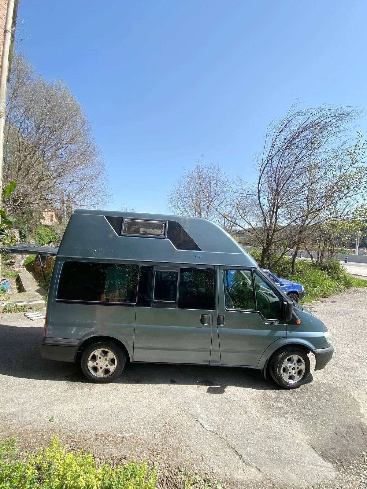 Vista de 3/4 Ford Transit nugget - Yescapa