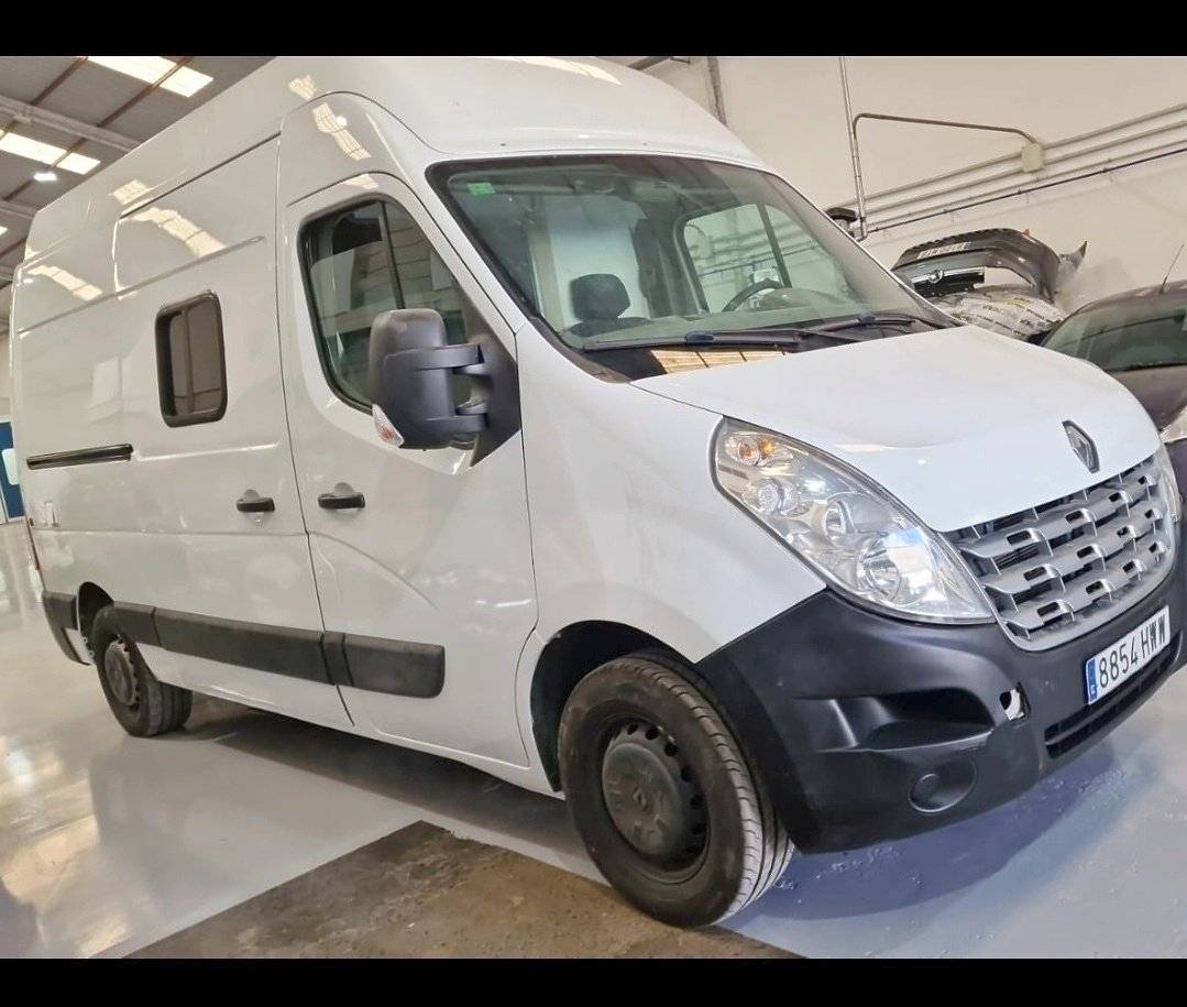 Front view from 3/4 Renault - Yescapa