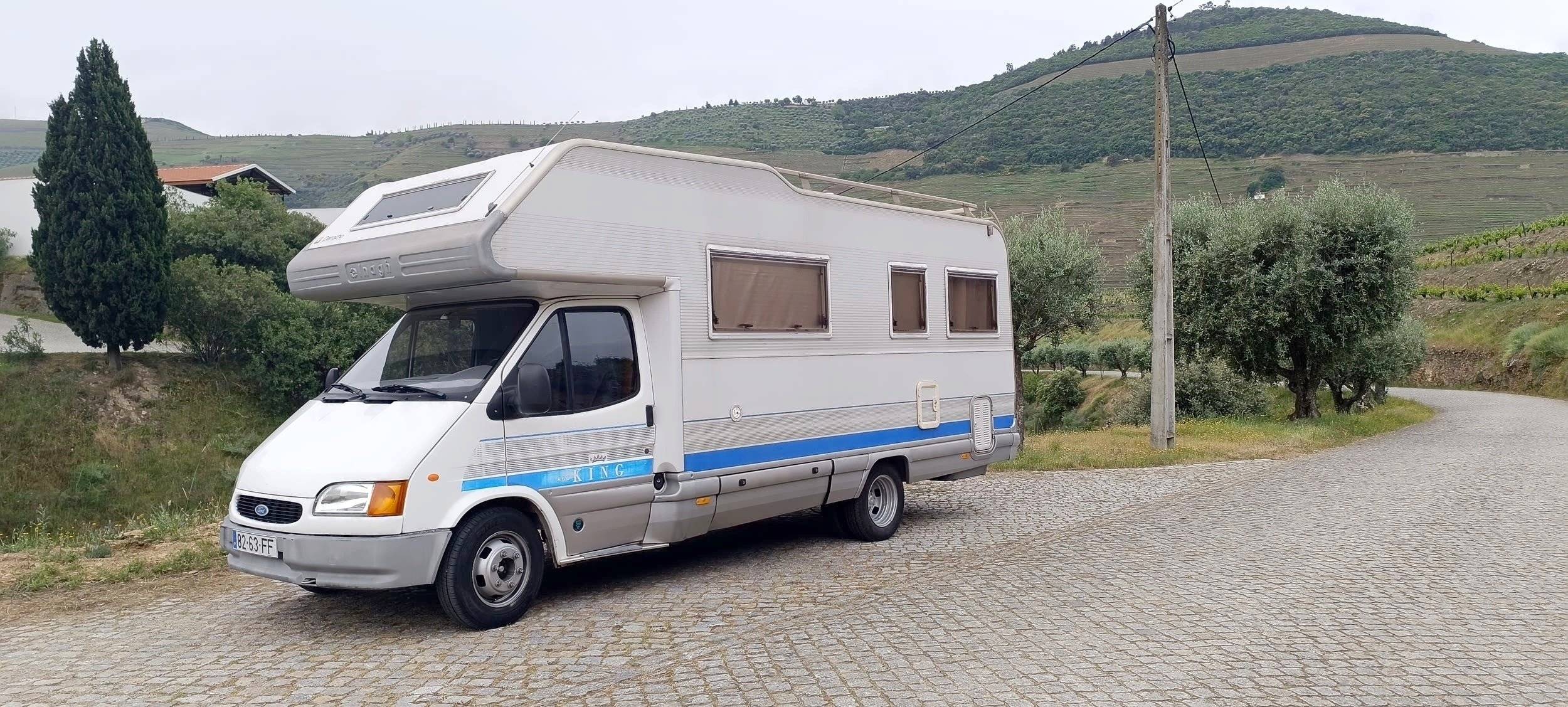 Vista de 3/4 Ford Transit 2.5 - Yescapa