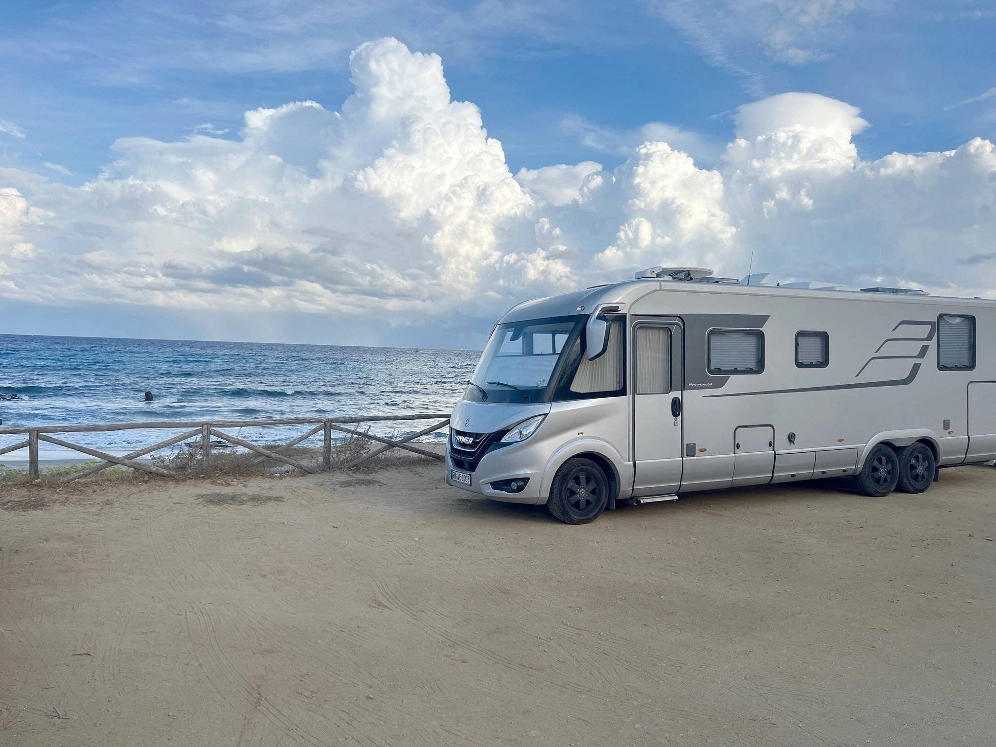 Vue avant de 3/4 Mercedes Sprinter 318 - Yescapa