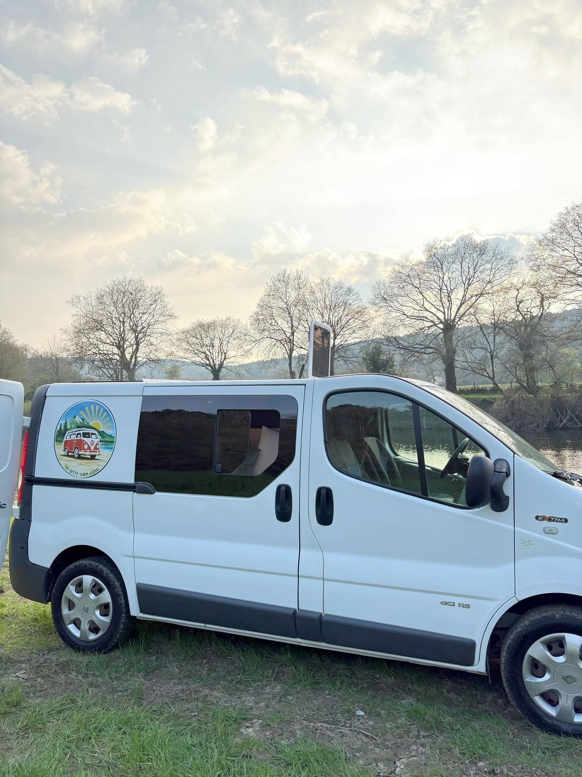 Vista frontale a ¾ Renault 2,0 l dCi 115 ch - Yescapa