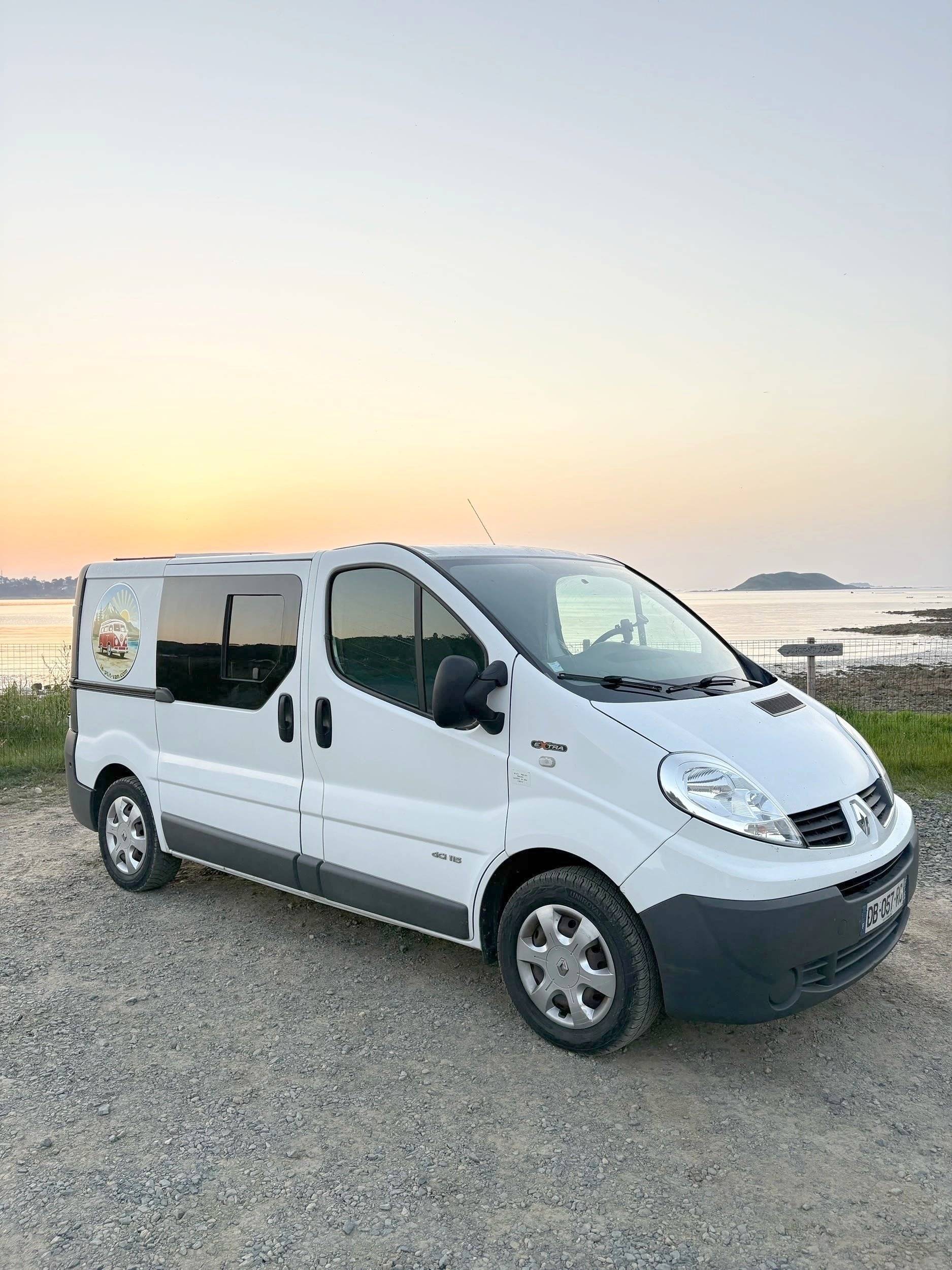 Vue avant de 3/4 Renault 2,0 l dCi 115 ch - Yescapa
