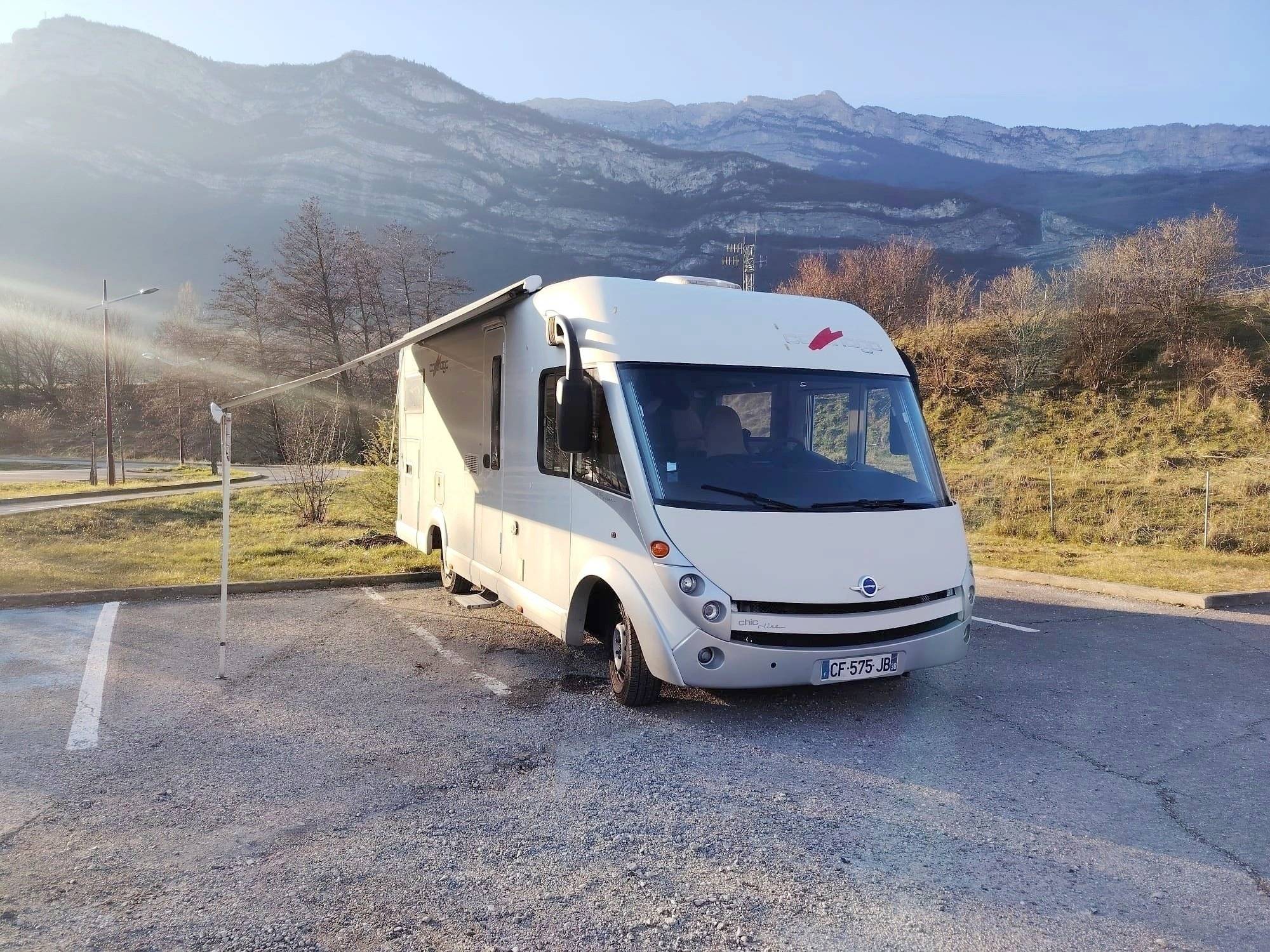 Vista del vehicle angle davanter Fiat Fiat Ducato Multijet 2.3 130CV - Yescapa