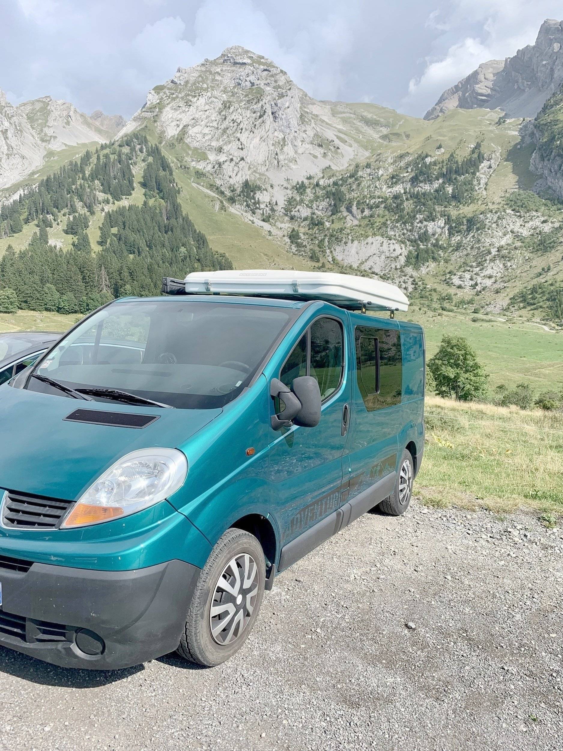 Vista del vehicle angle davanter Renault Trafic 2,0 l dCi 90ch. - Yescapa