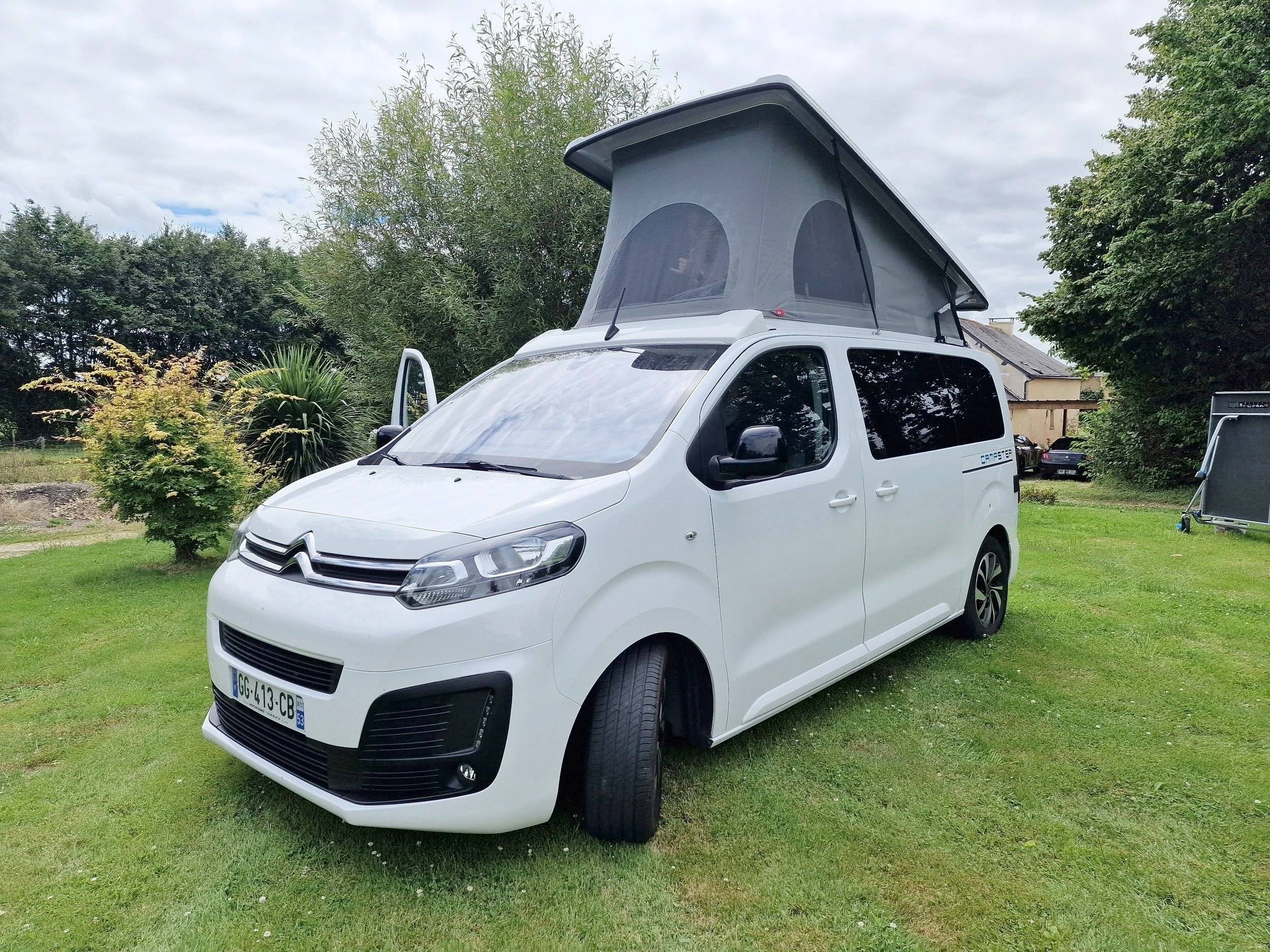 schräge Vorderansicht Citroën Jumpy 2,0l 145ch - Yescapa