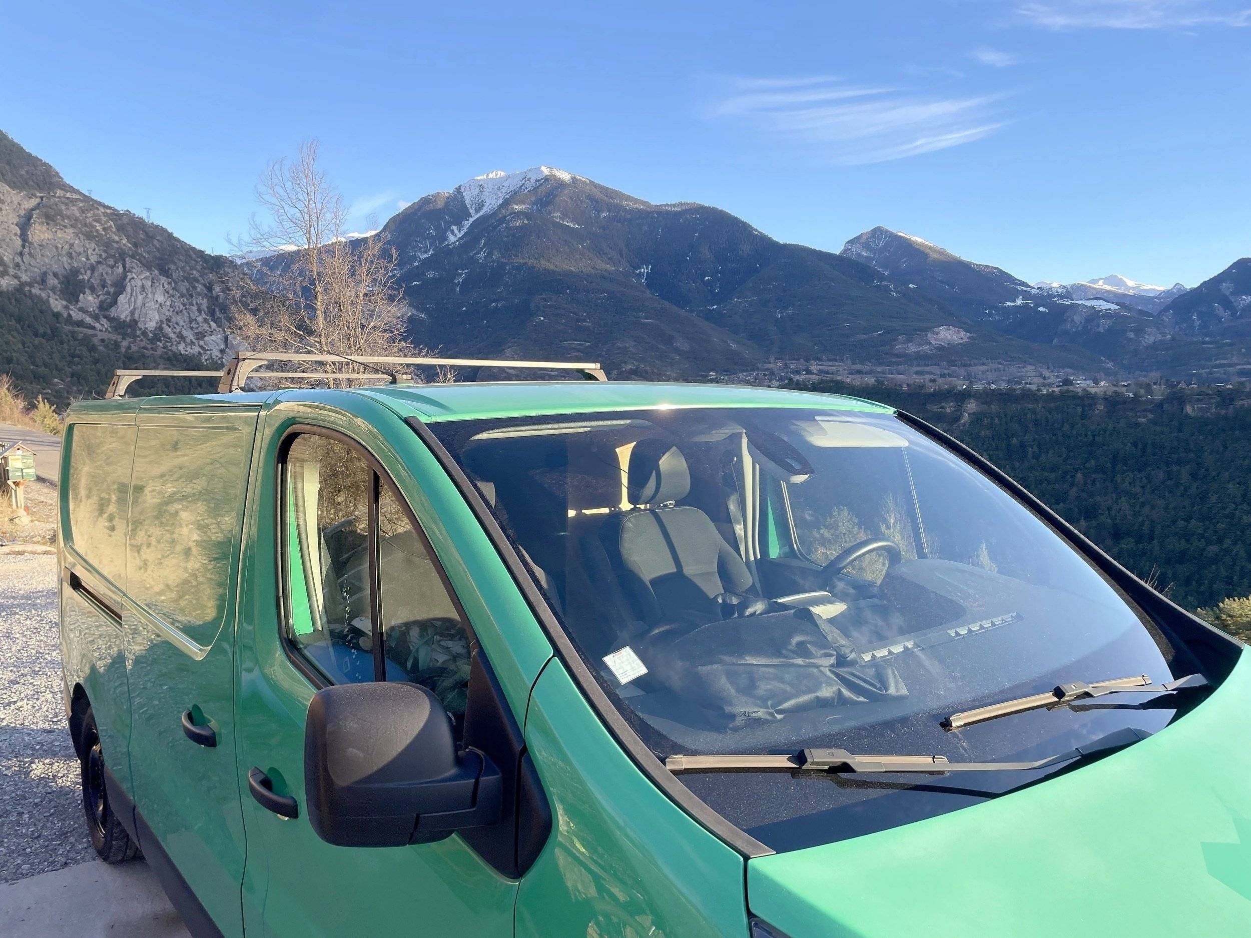 schräge Vorderansicht Renault Trafic3 L2H1 1,6 l 140 ch - Yescapa