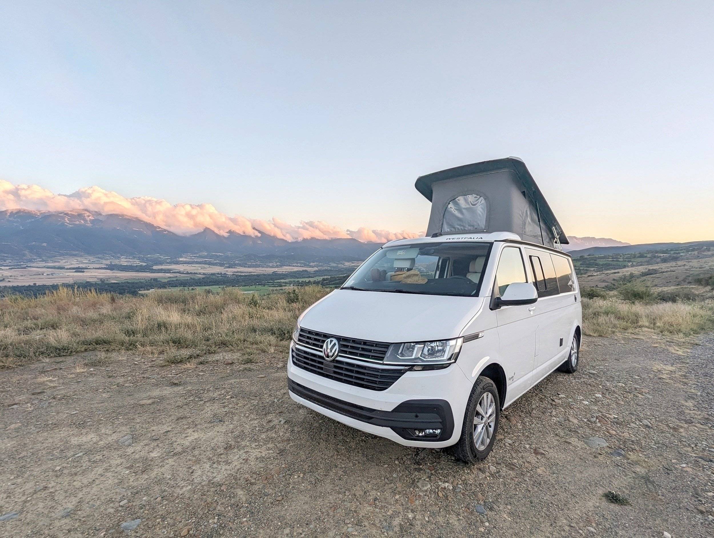 Vista del vehículo ángulo delantero Volkswagen T6.1  2,0 l 150 ch DSG7 - Yescapa