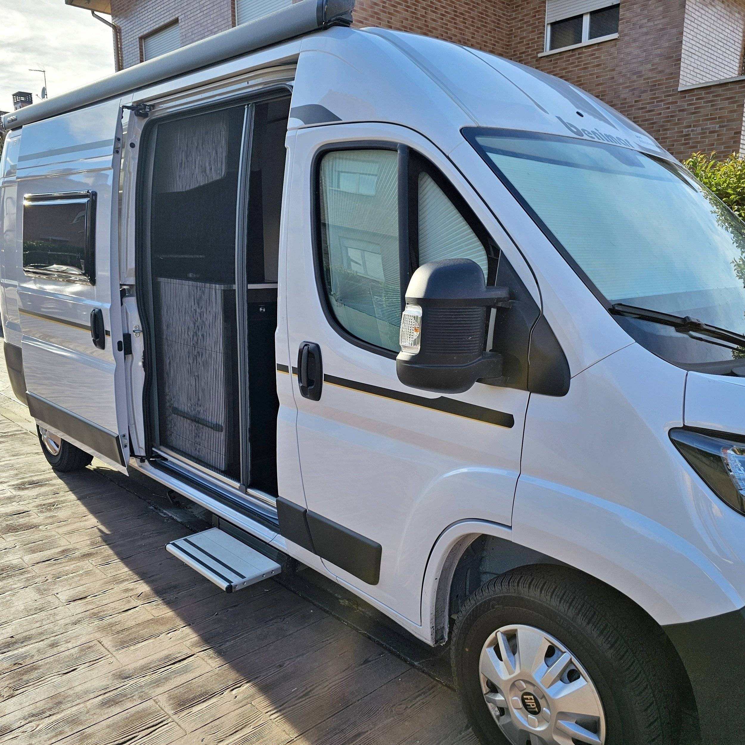 Front view from 3/4  - Yescapa