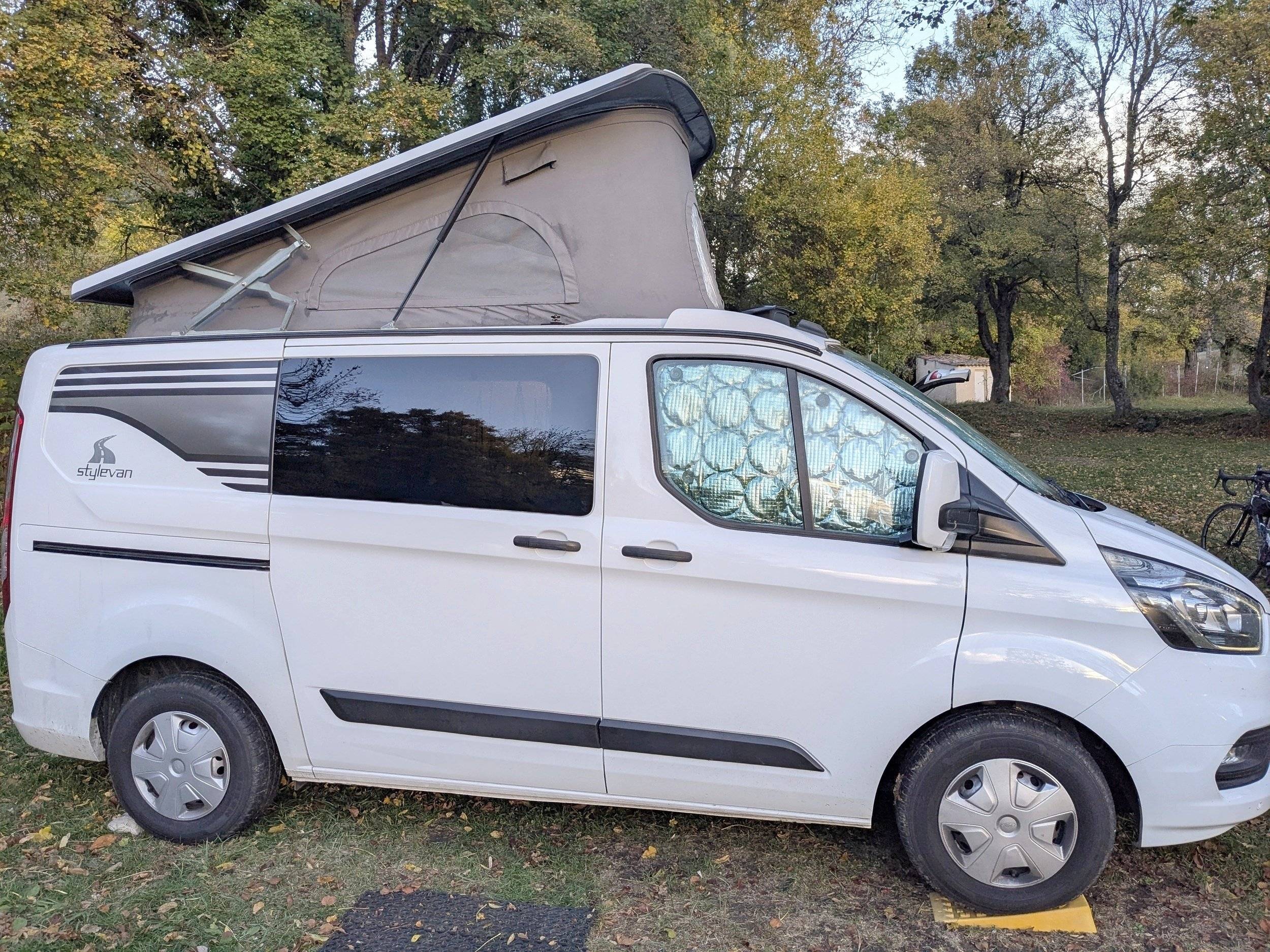 schräge Vorderansicht Ford FORD TRANSIT CUSTOM 130ch - Yescapa