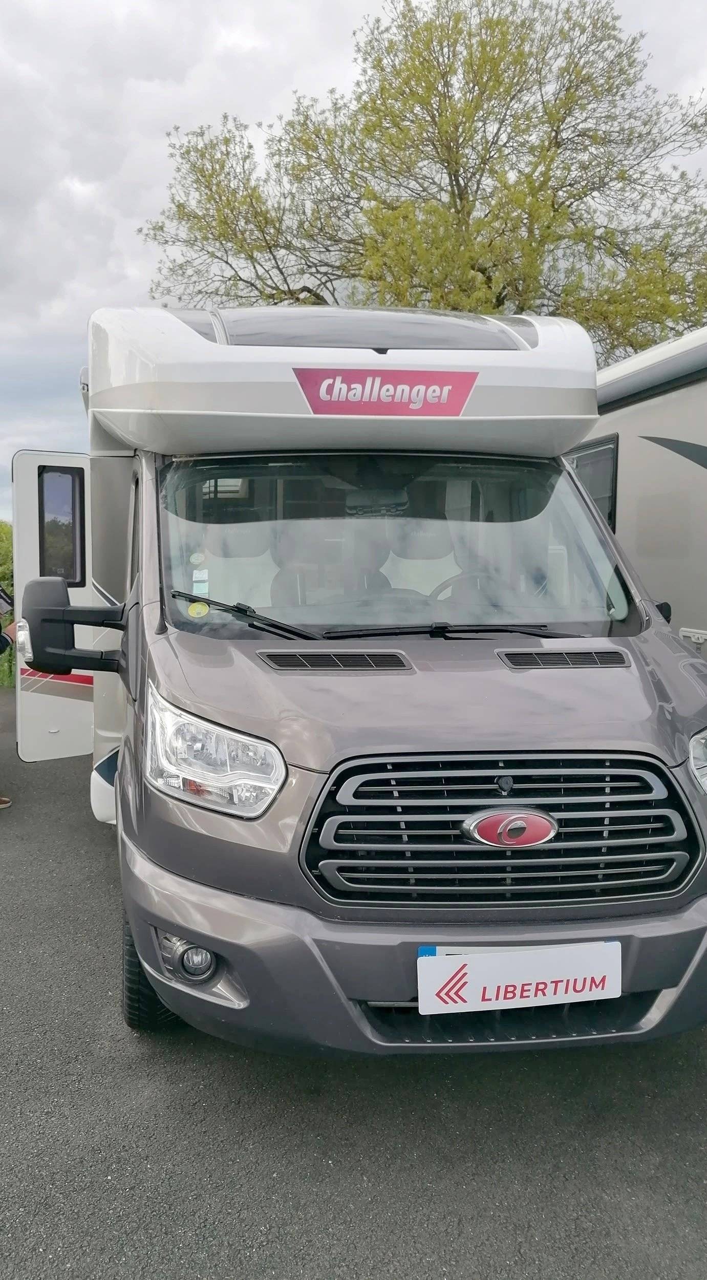 Voorkant 3/4 Ford Challenger - Yescapa