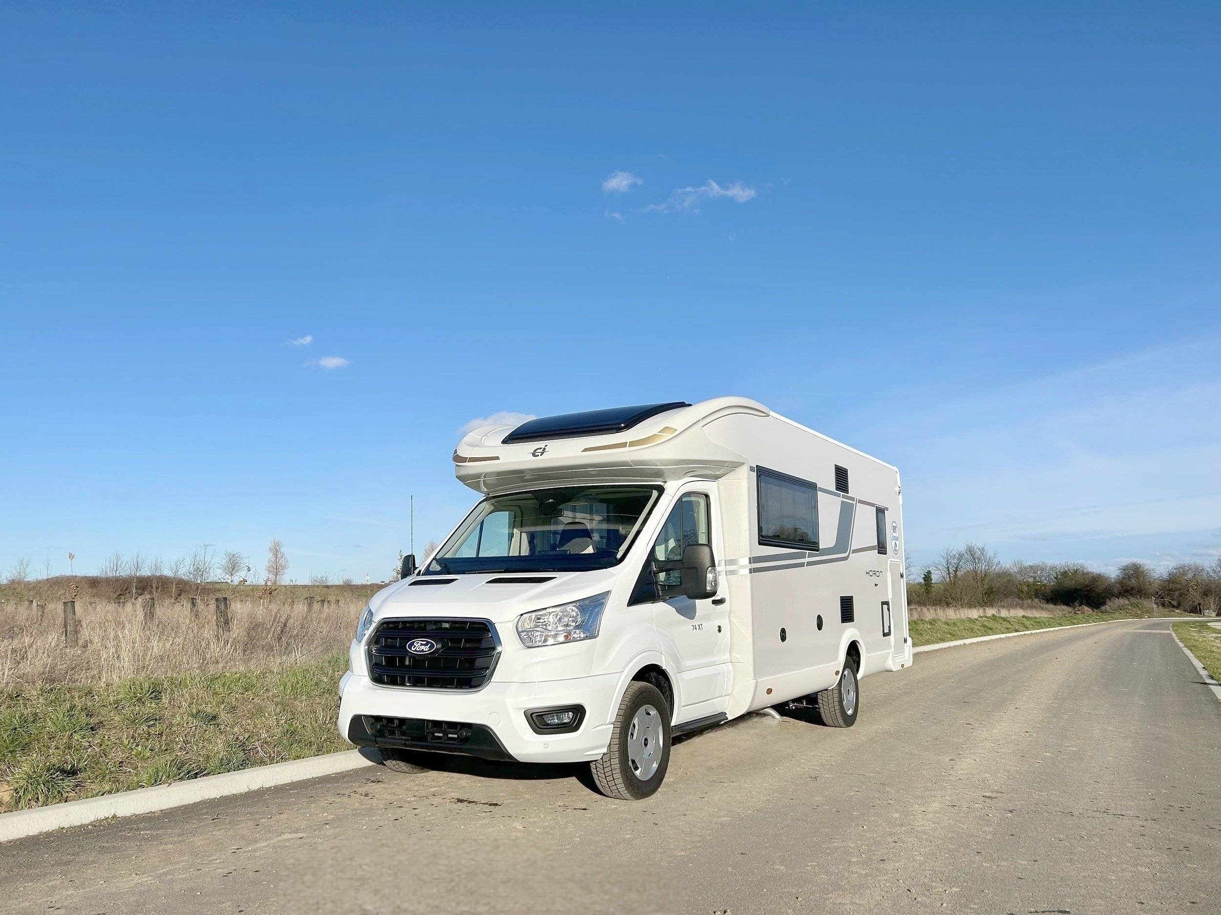 Vista frontale a ¾ Ford - Yescapa