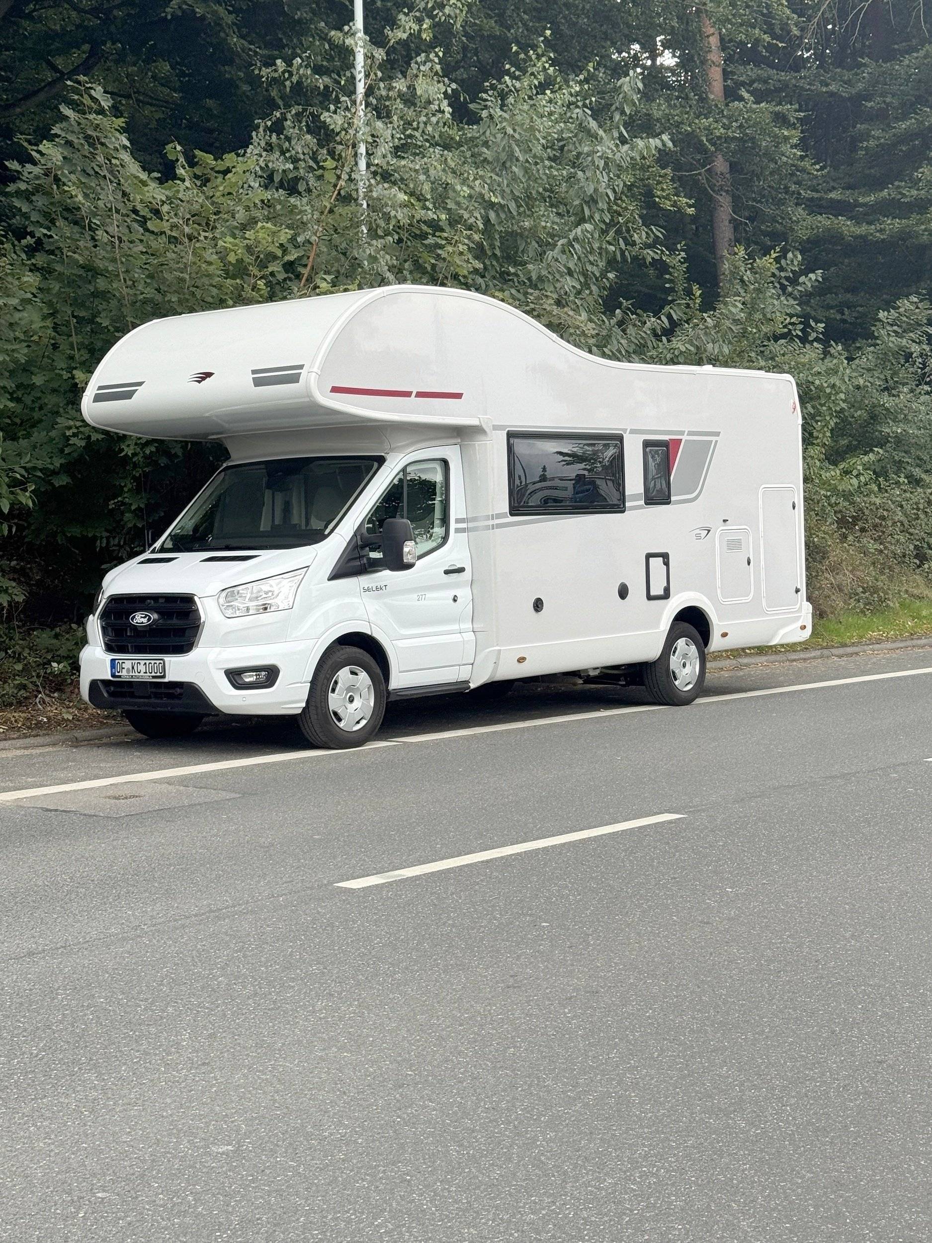 schräge Vorderansicht Ford Transit - Yescapa
