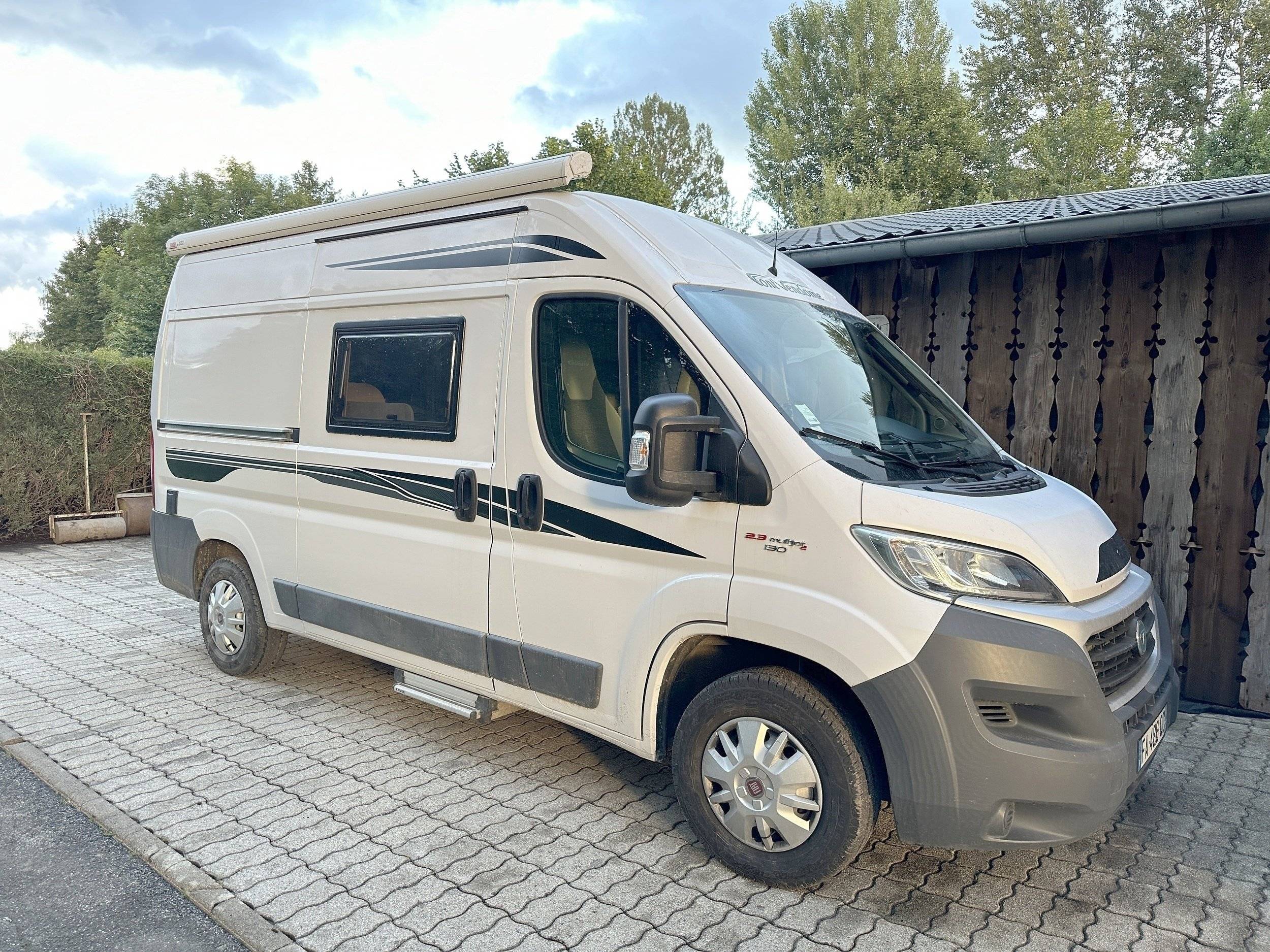 Vista frontale a ¾ Fiat 2,3 l 130 ch - Yescapa