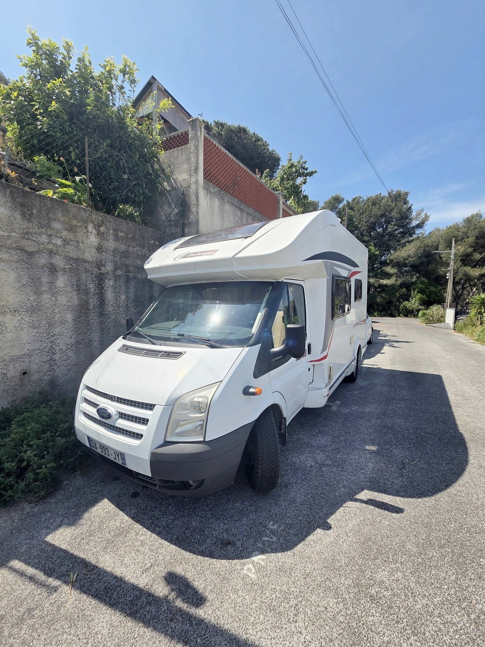 Vista de 3/4 Ford Custom 2,2 l 130 ch - Yescapa