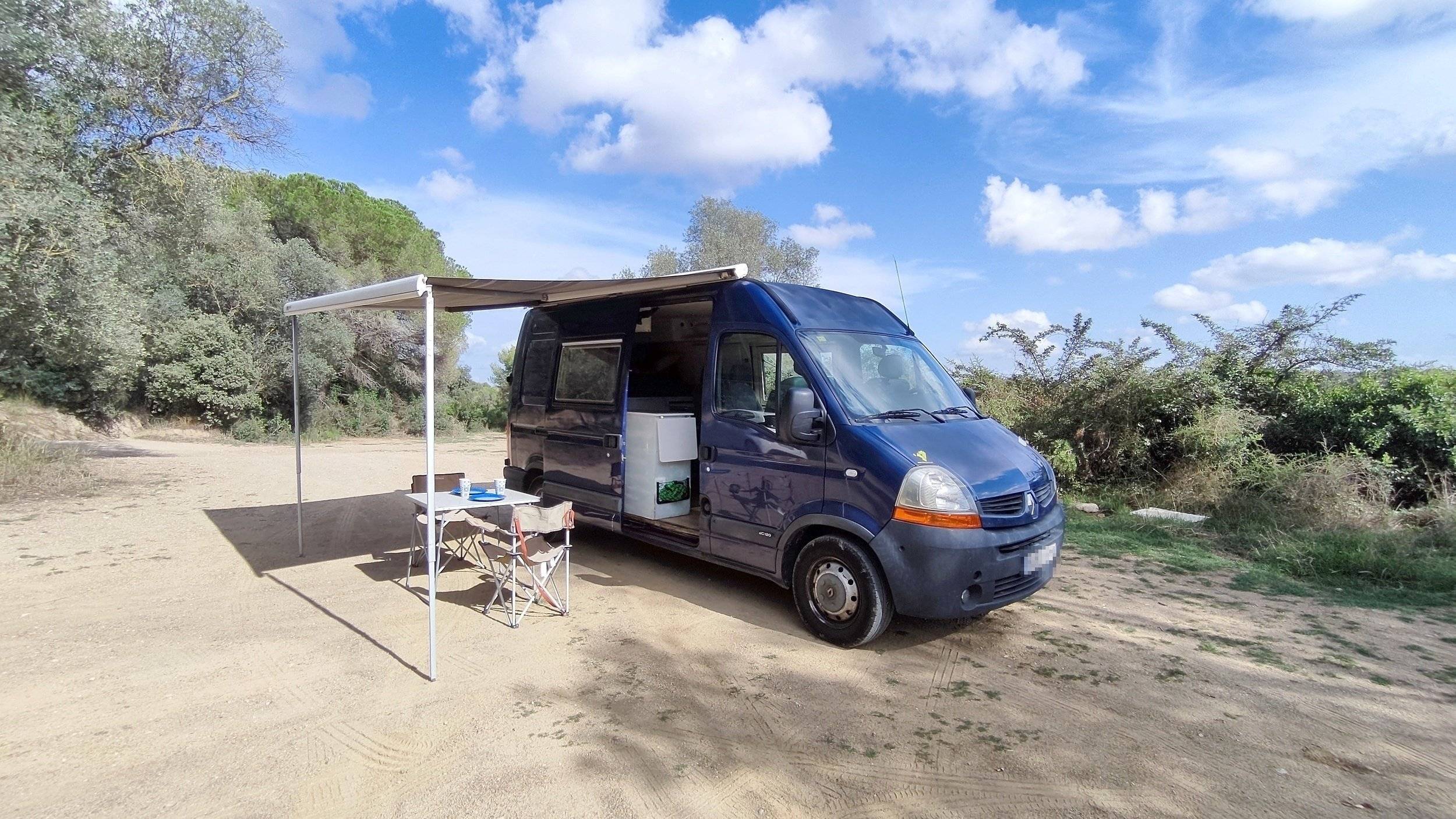 schräge Vorderansicht Renault Renault Master - Yescapa