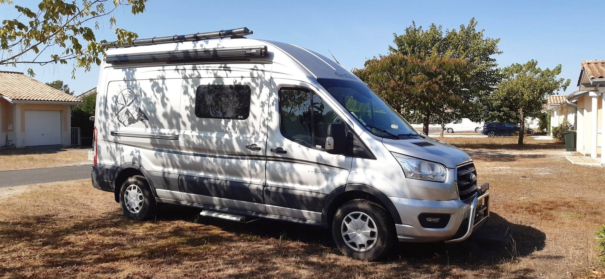 Voorkant 3/4 Ford Ford Transit 170 - Yescapa
