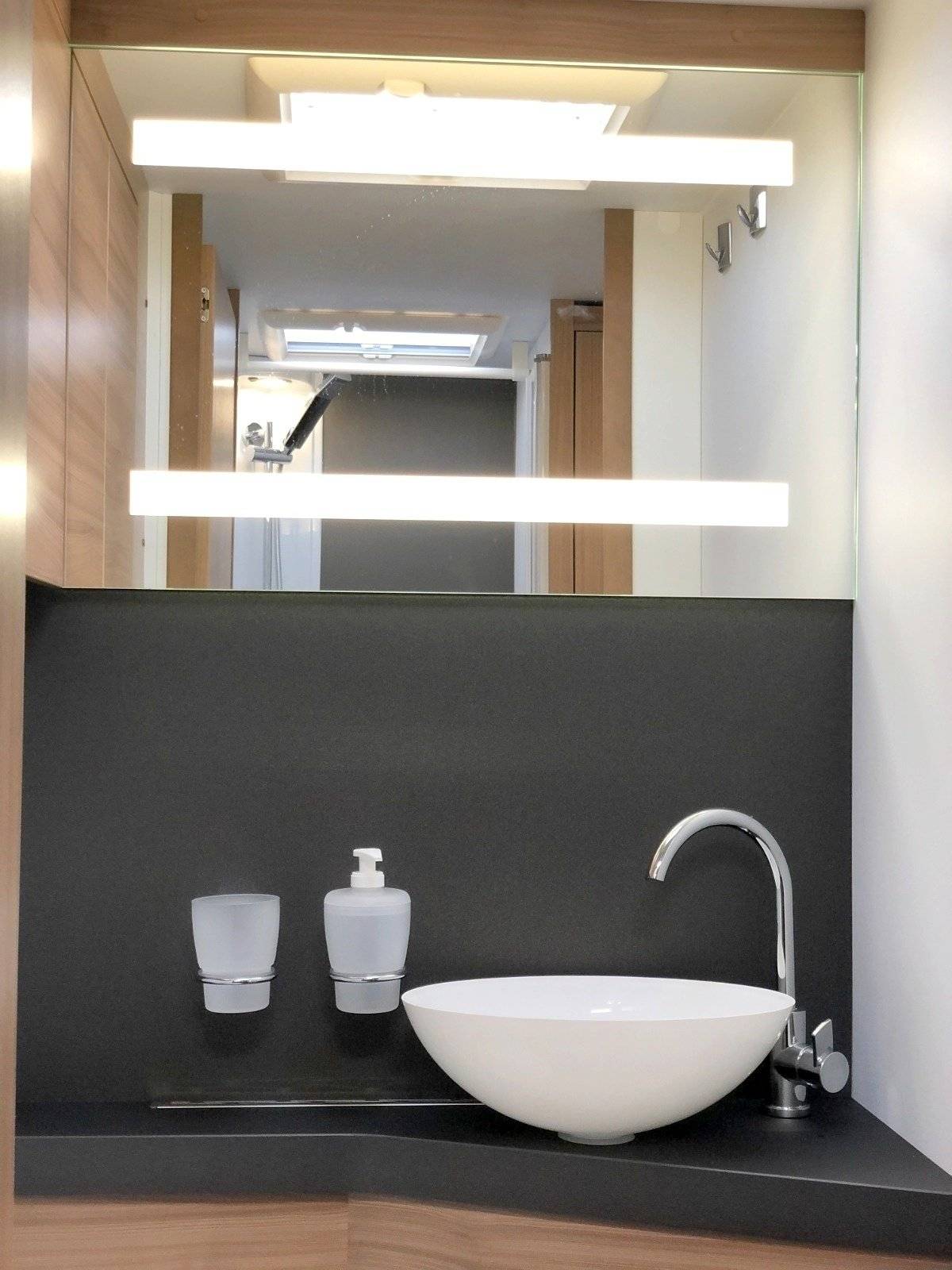 Adria Coral XL Axess 670 SL