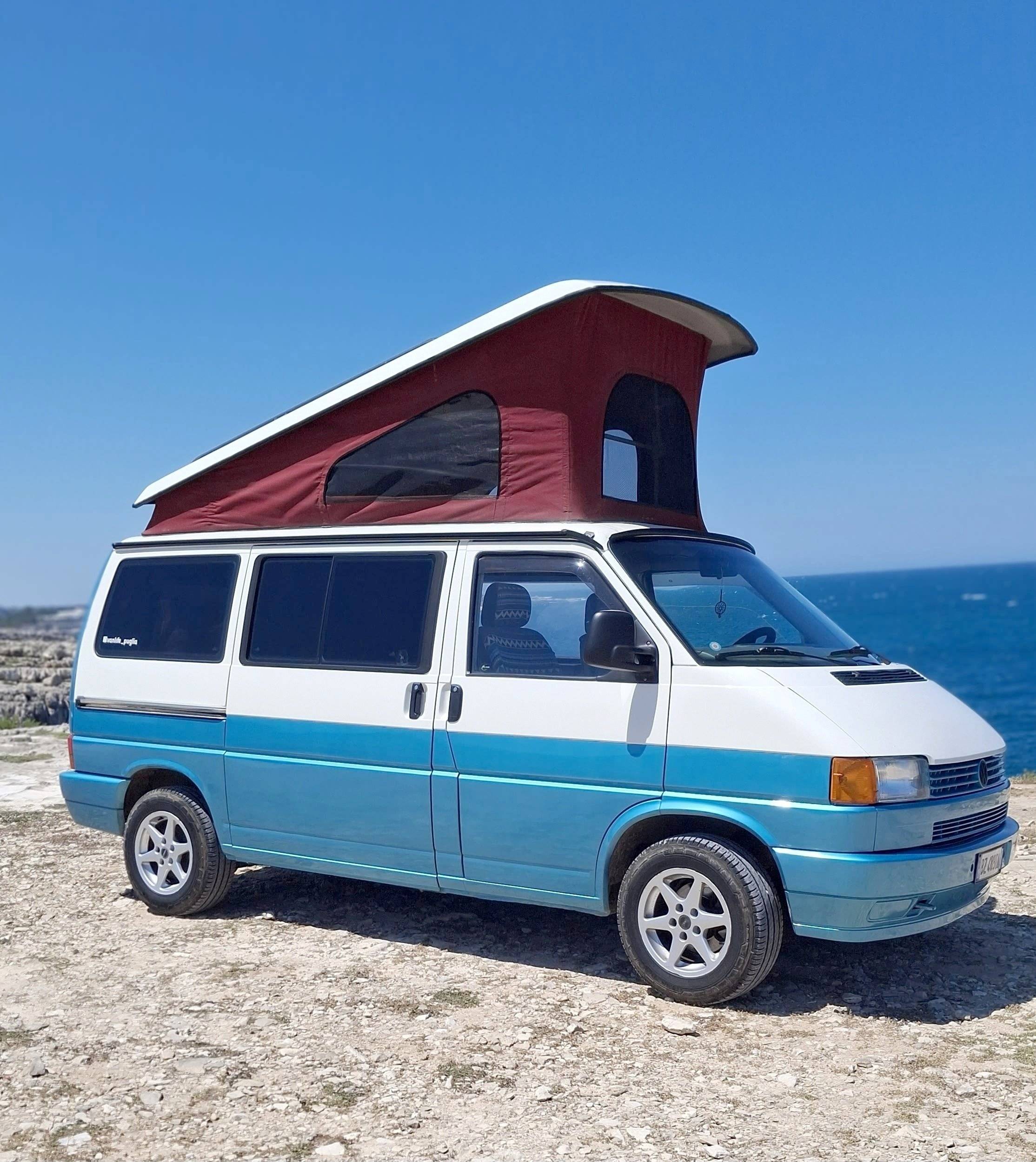 schräge Vorderansicht Volkswagen VOLKSWAGEN CALIFORNIA - Yescapa