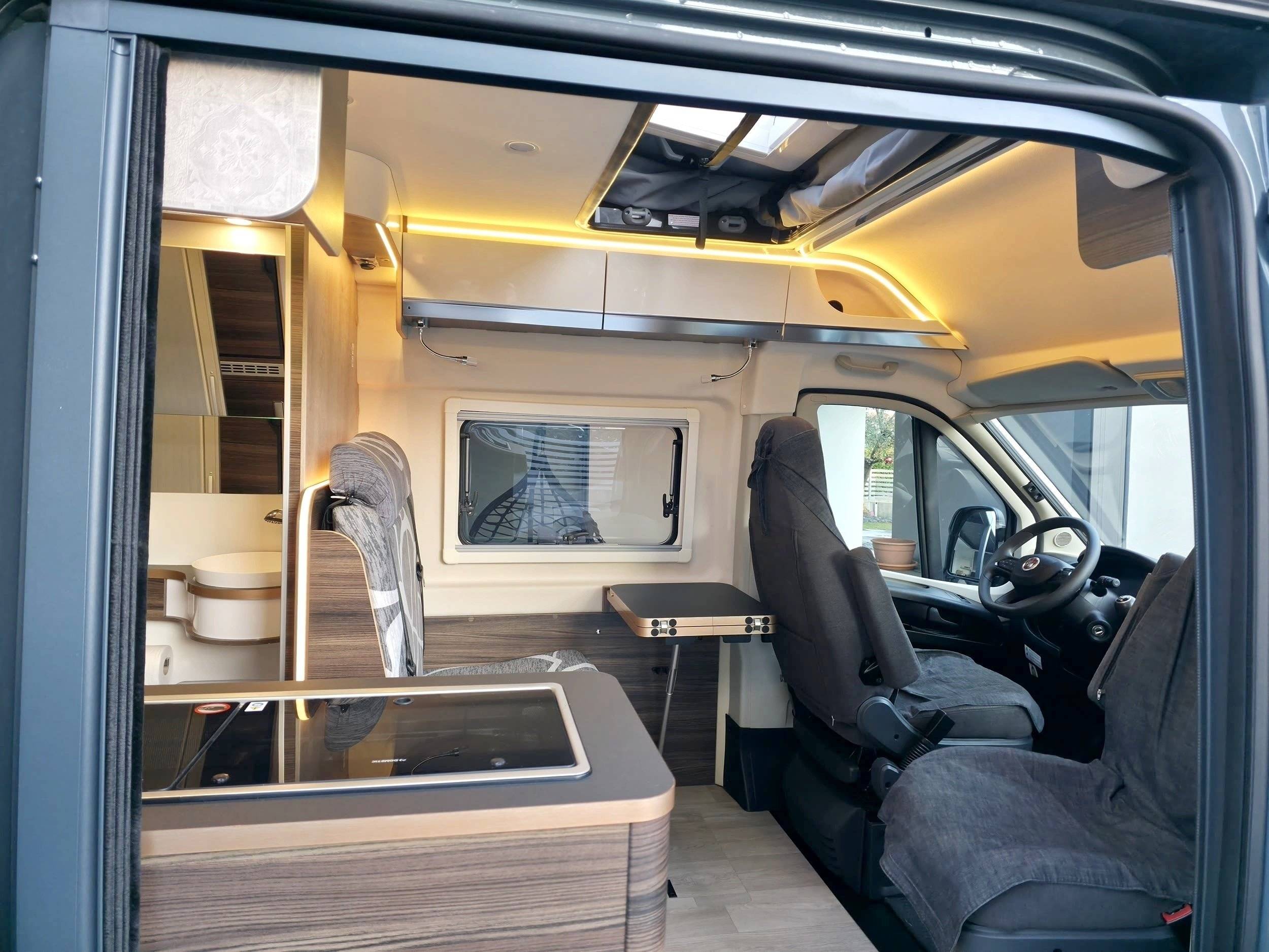 Dining Area Fiat Ducato 2,2 140cv - Yescapa