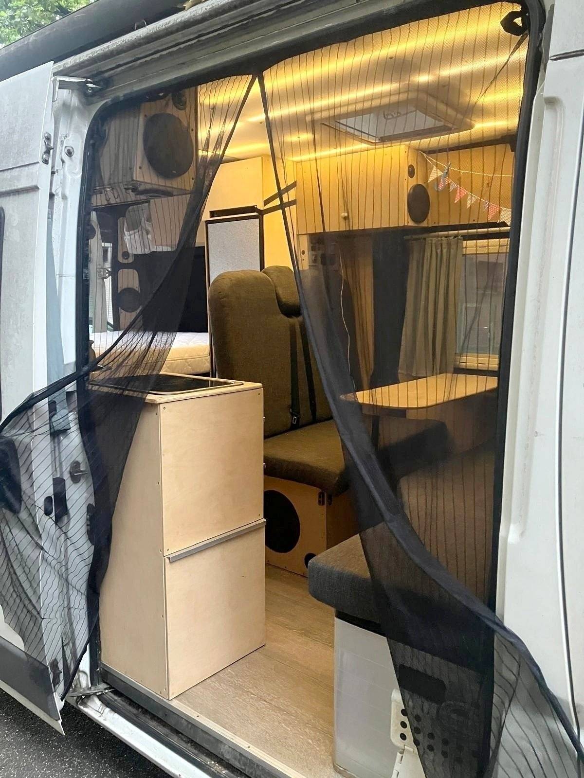 Vista del vehículo ángulo delantero Peugeot Boxer 2,2 l 120 ch. - Yescapa
