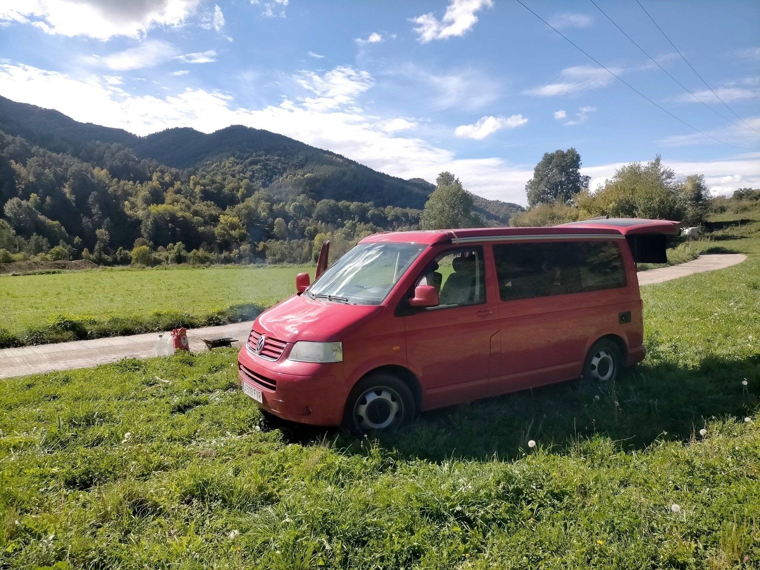 Vue avant de 3/4 Volkswagen T5 1,9 l 102 ch - Yescapa