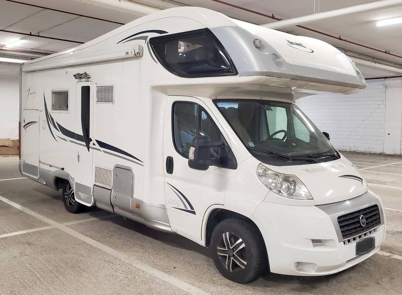 Vue avant de 3/4 Fiat 2,3 l 130 ch - Yescapa
