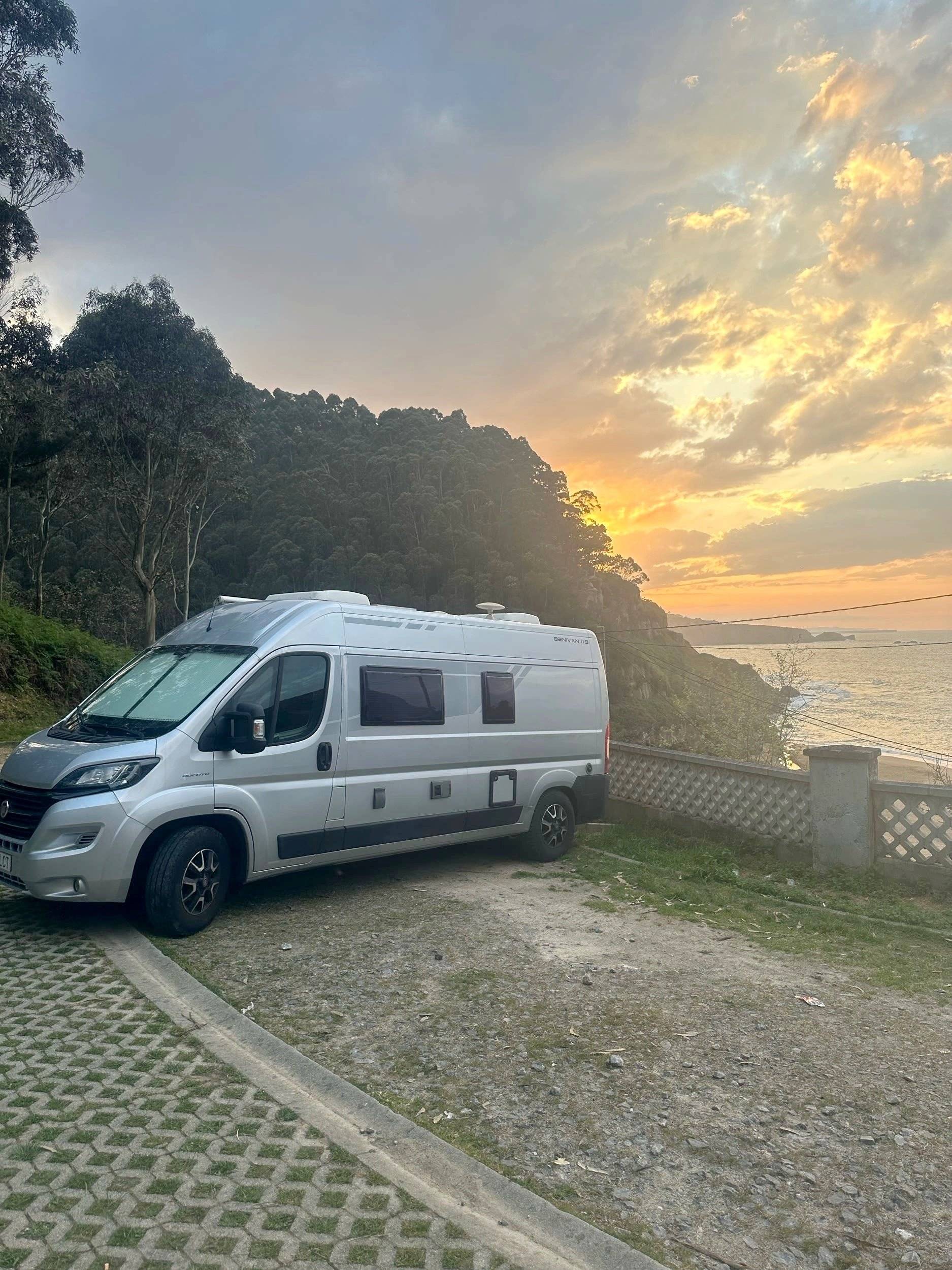 Vista del vehículo ángulo delantero Fiat Ducato 2,3 l Multijet 120ch. - Yescapa
