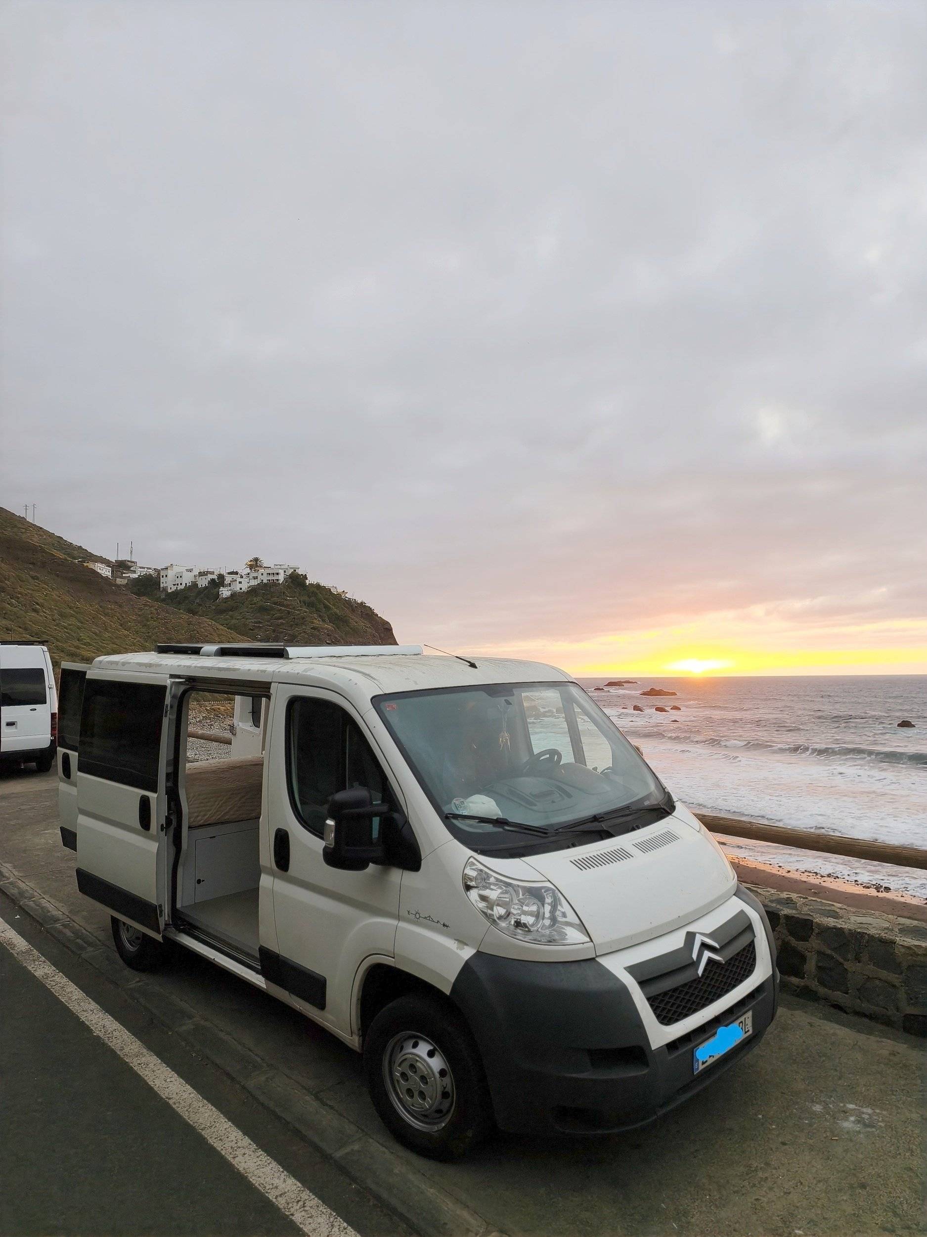 Vue avant de 3/4 Citroën Jumper 2,2 l 101 cv - Yescapa