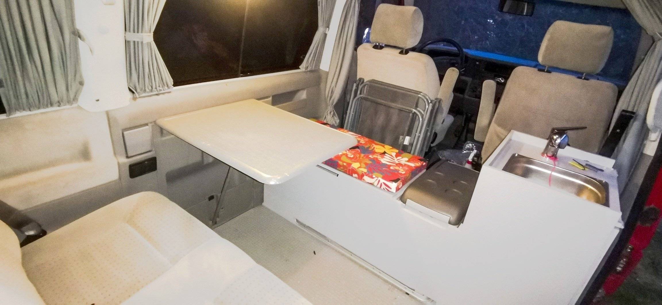 Dinette Volkswagen t4 Multivan 2.5 tdi - Yescapa