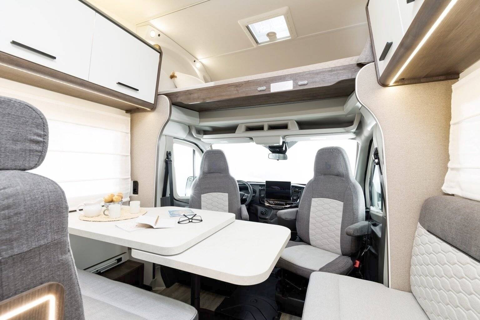 Área de jantar Ford Transit 155 ch - Yescapa