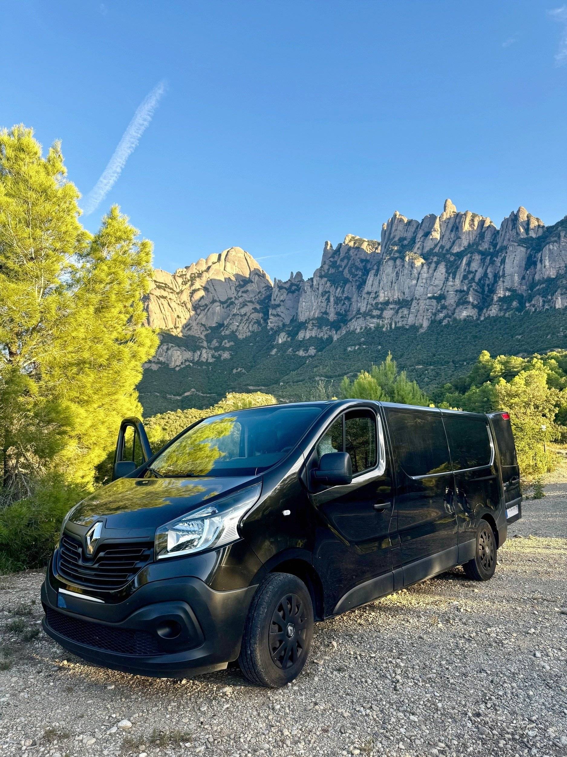 Front view from 3/4 Renault Renault Trafic - Yescapa
