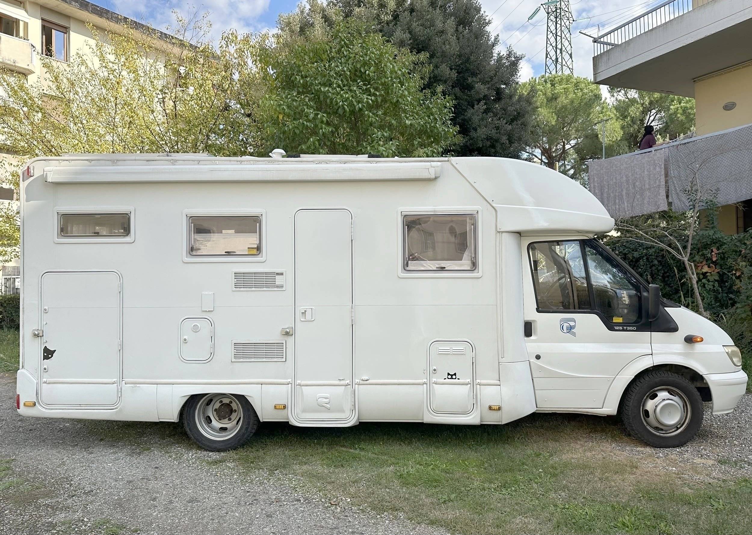 schräge Vorderansicht Ford 125 T 350 - Yescapa