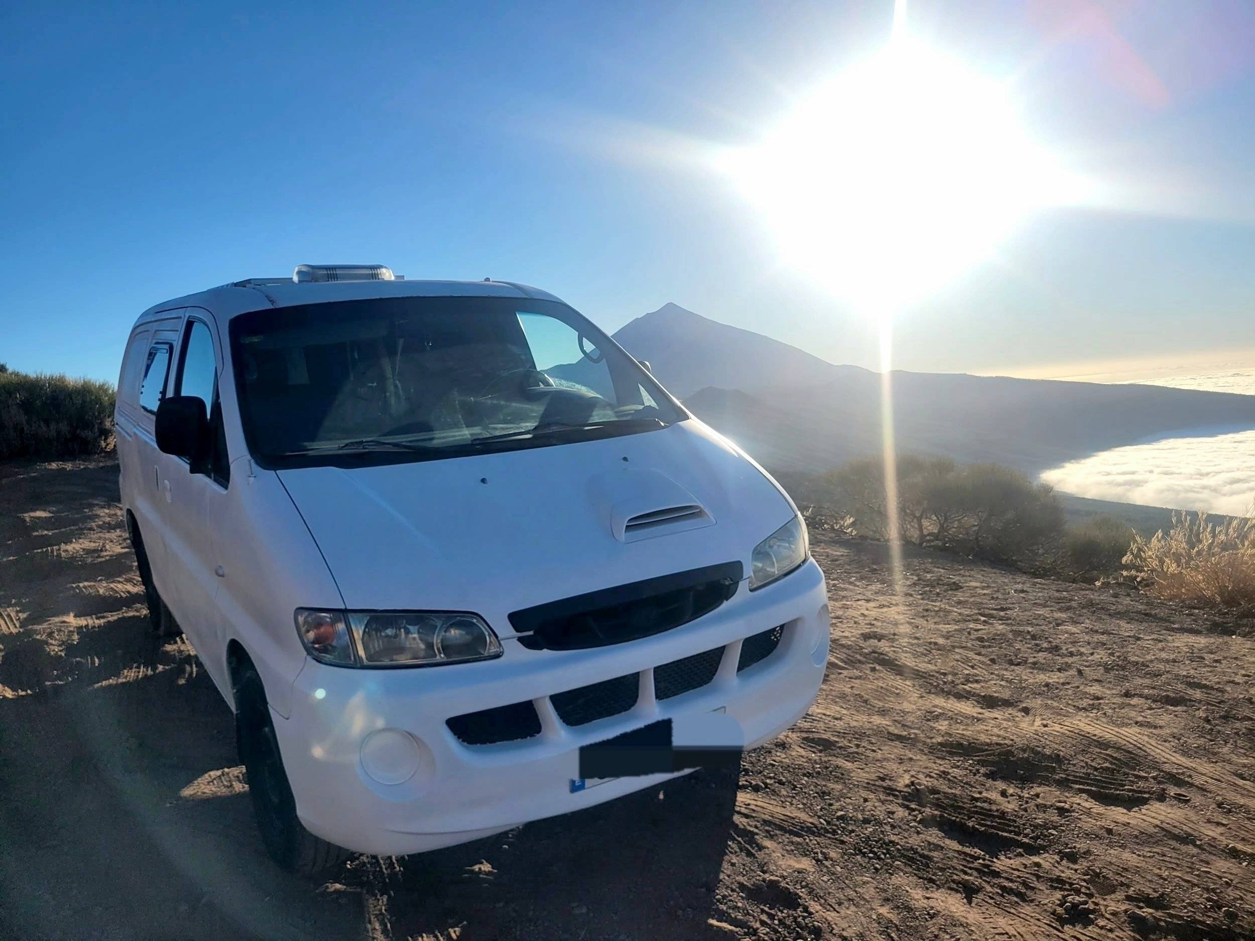 Front view from 3/4 Hyundai H1 - Yescapa