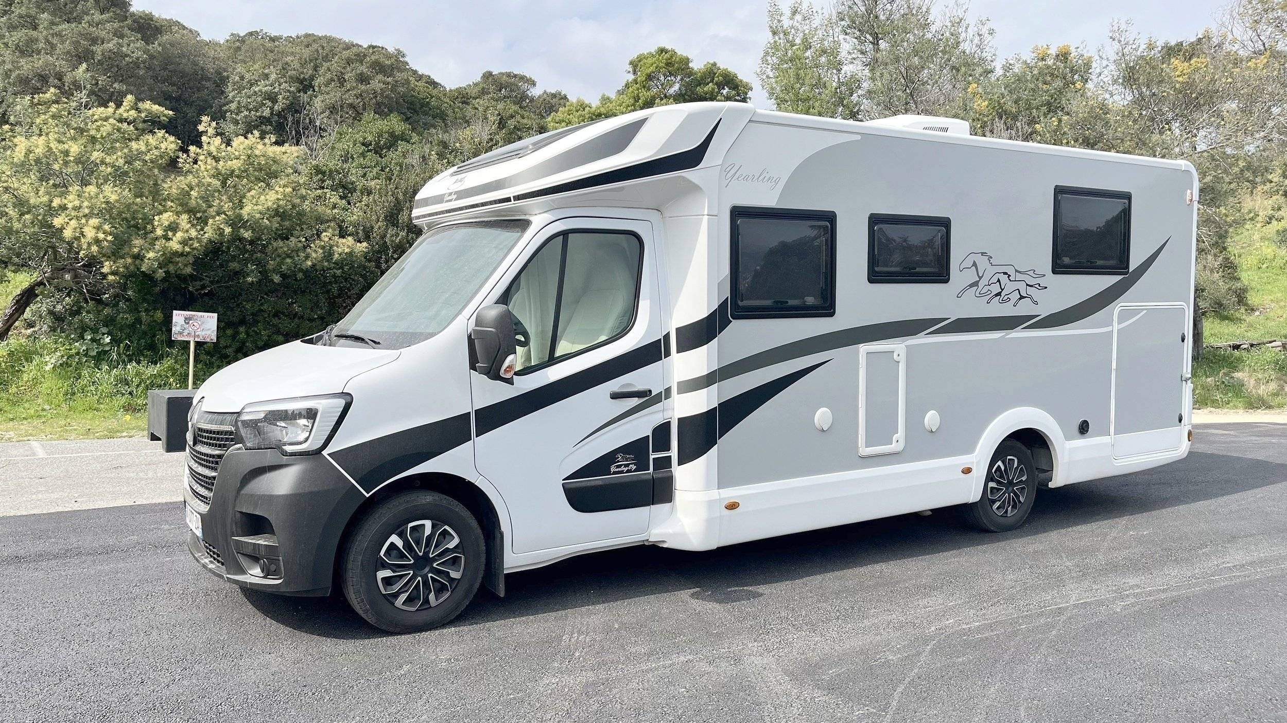 Front view from 3/4 Renault Master 2,3 l 165 ch - Yescapa