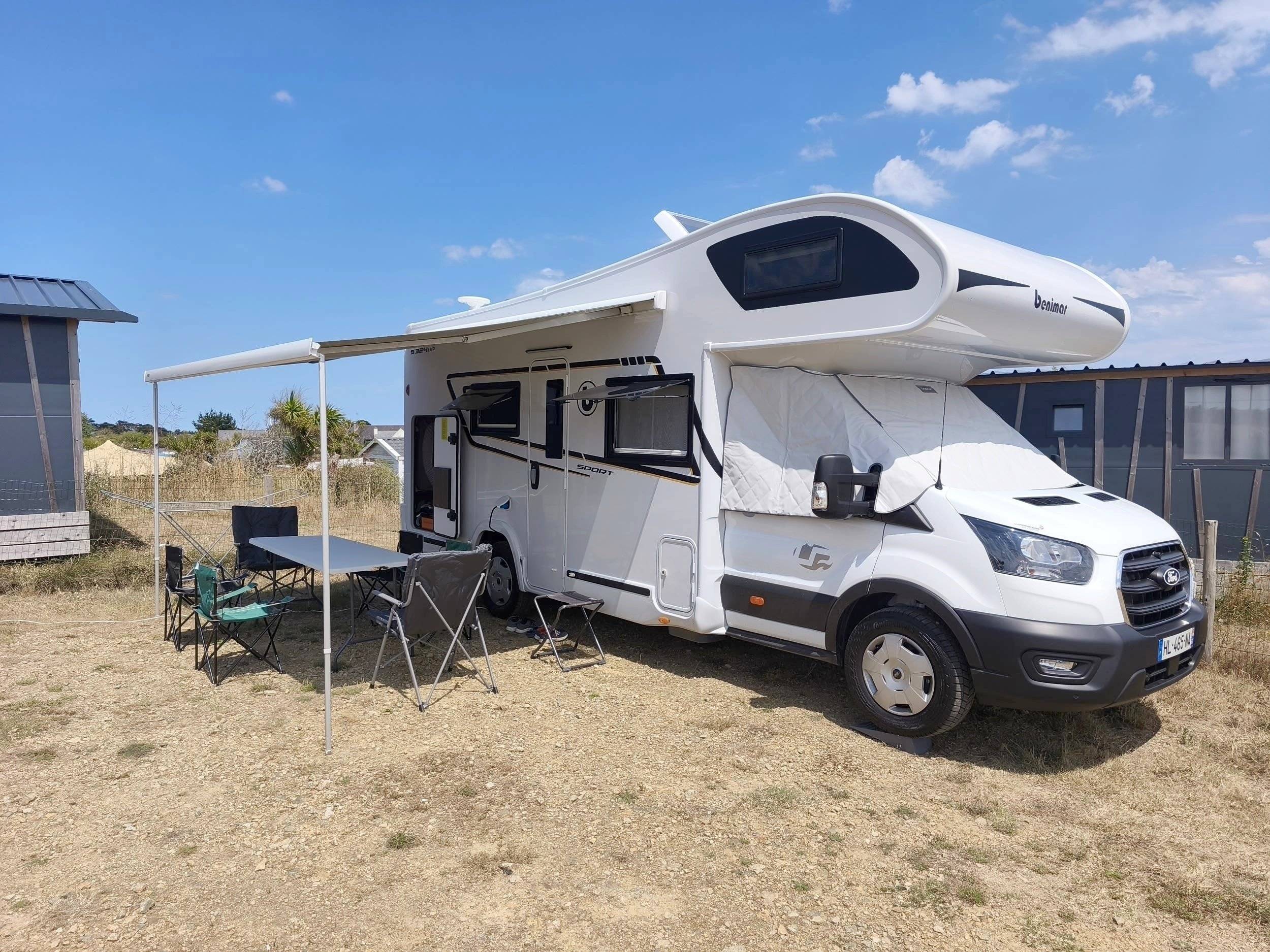Front view from 3/4 Ford Transit 2,0 l 130 ch - Yescapa