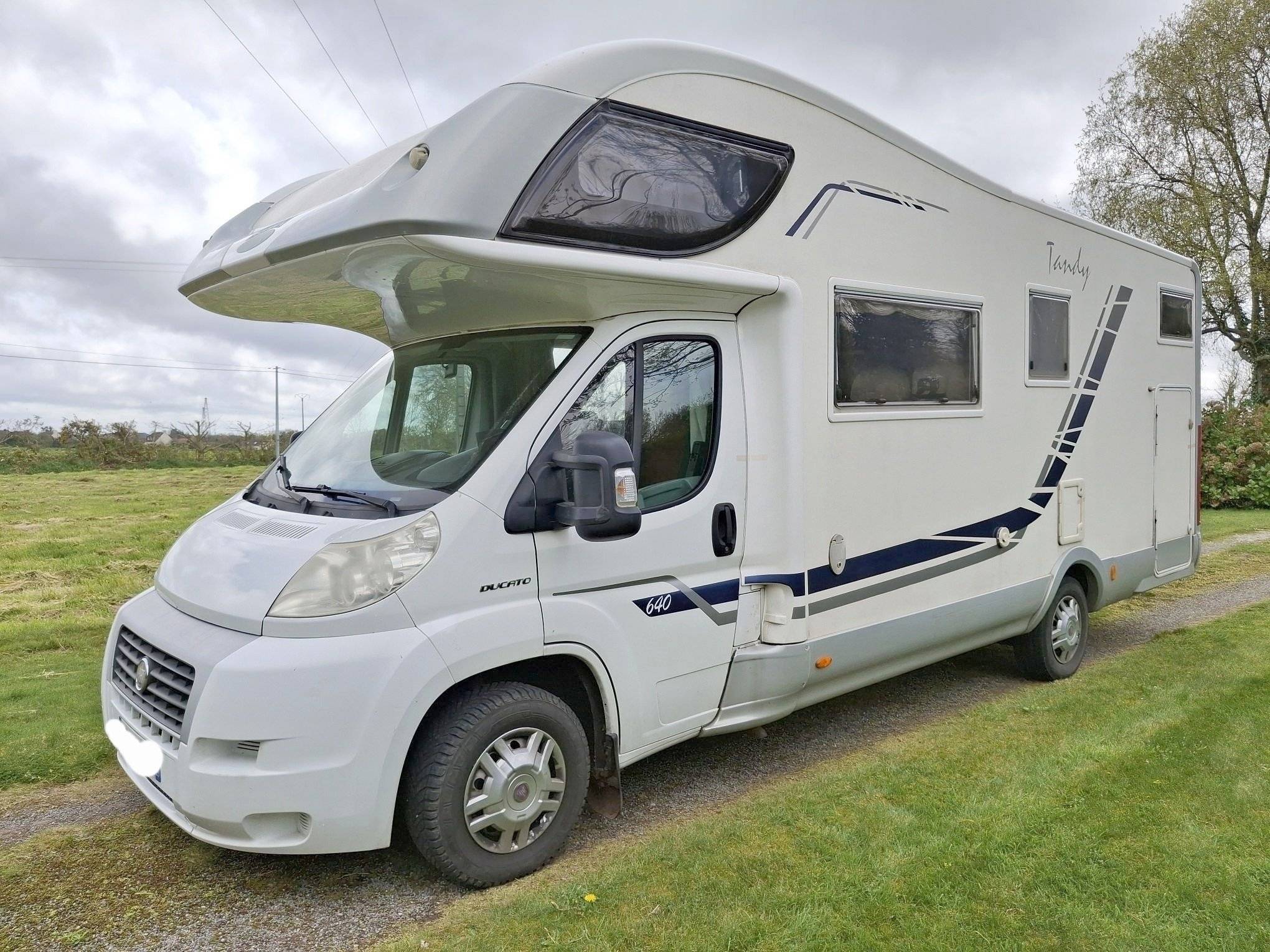 Vue avant de 3/4 Fiat Ducato 2,3 130 ch - Yescapa