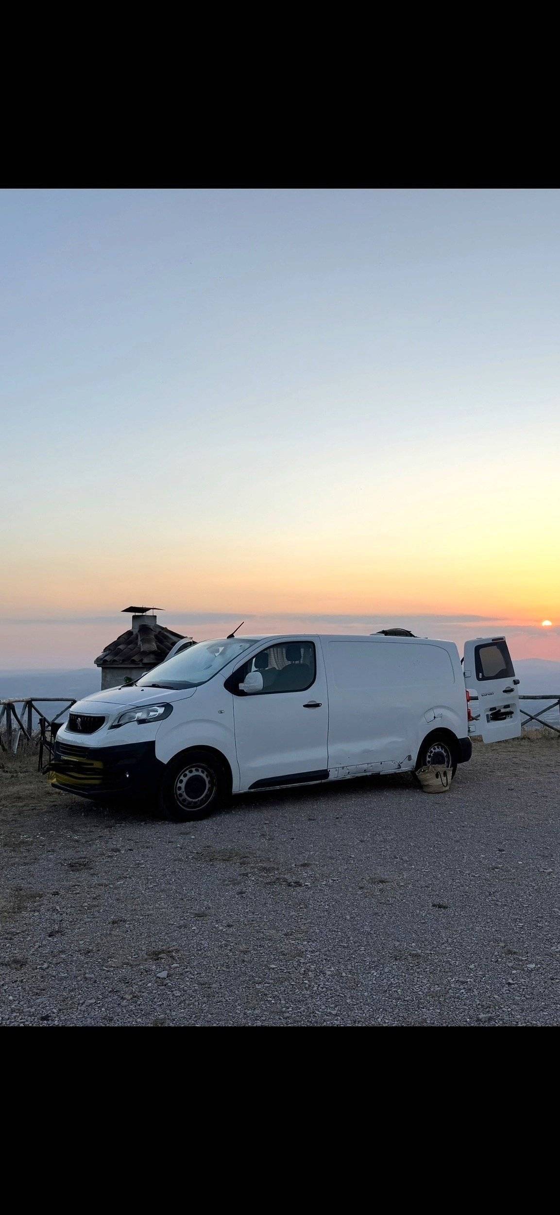 Vista del vehículo ángulo delantero Peugeot Expert - Yescapa