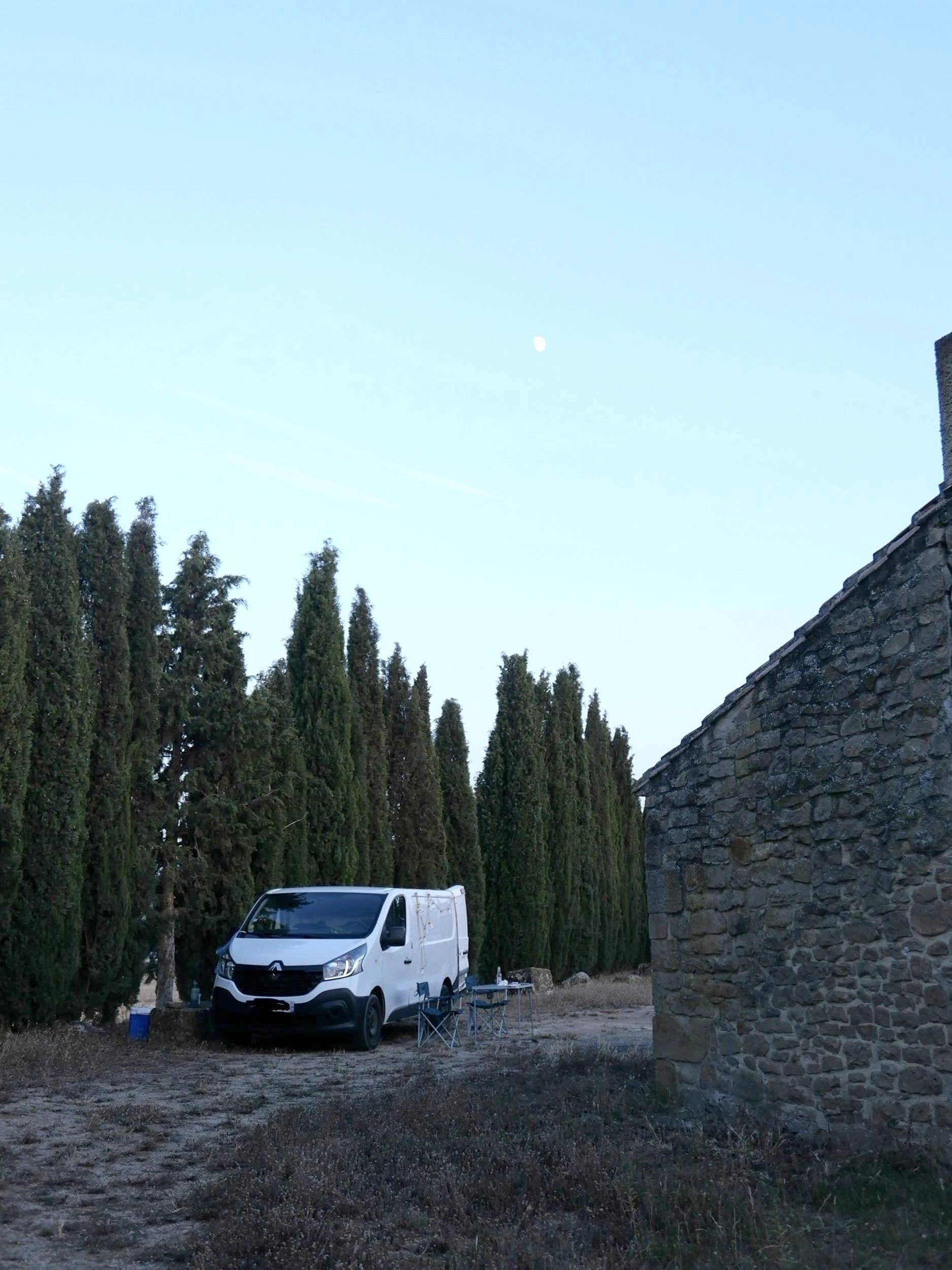 Front view from 3/4 Renault TRAFFIC 2,0l 90 CH - Yescapa