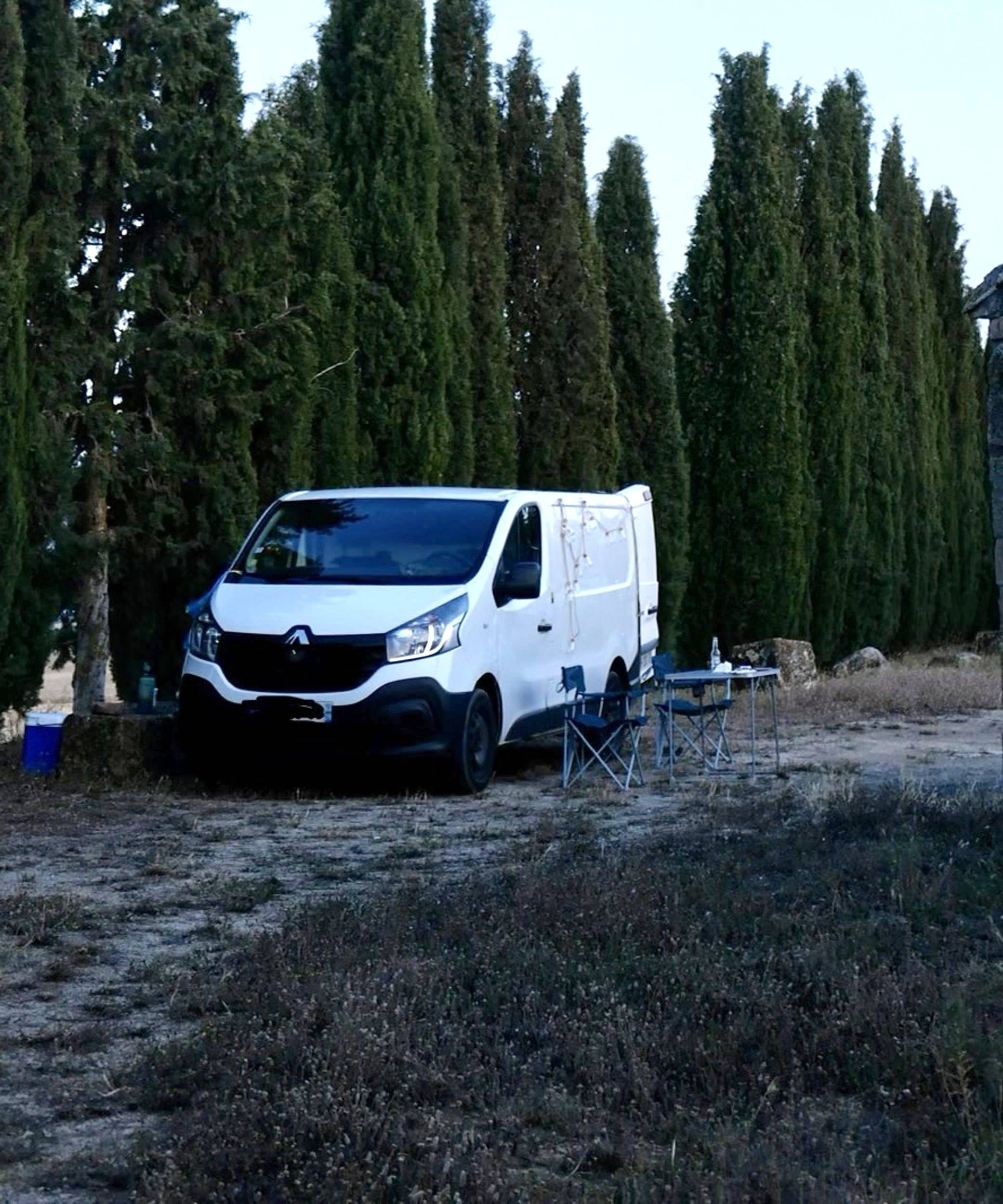 Vista frontale a ¾ Renault TRAFFIC 2,0l 90 CH - Yescapa