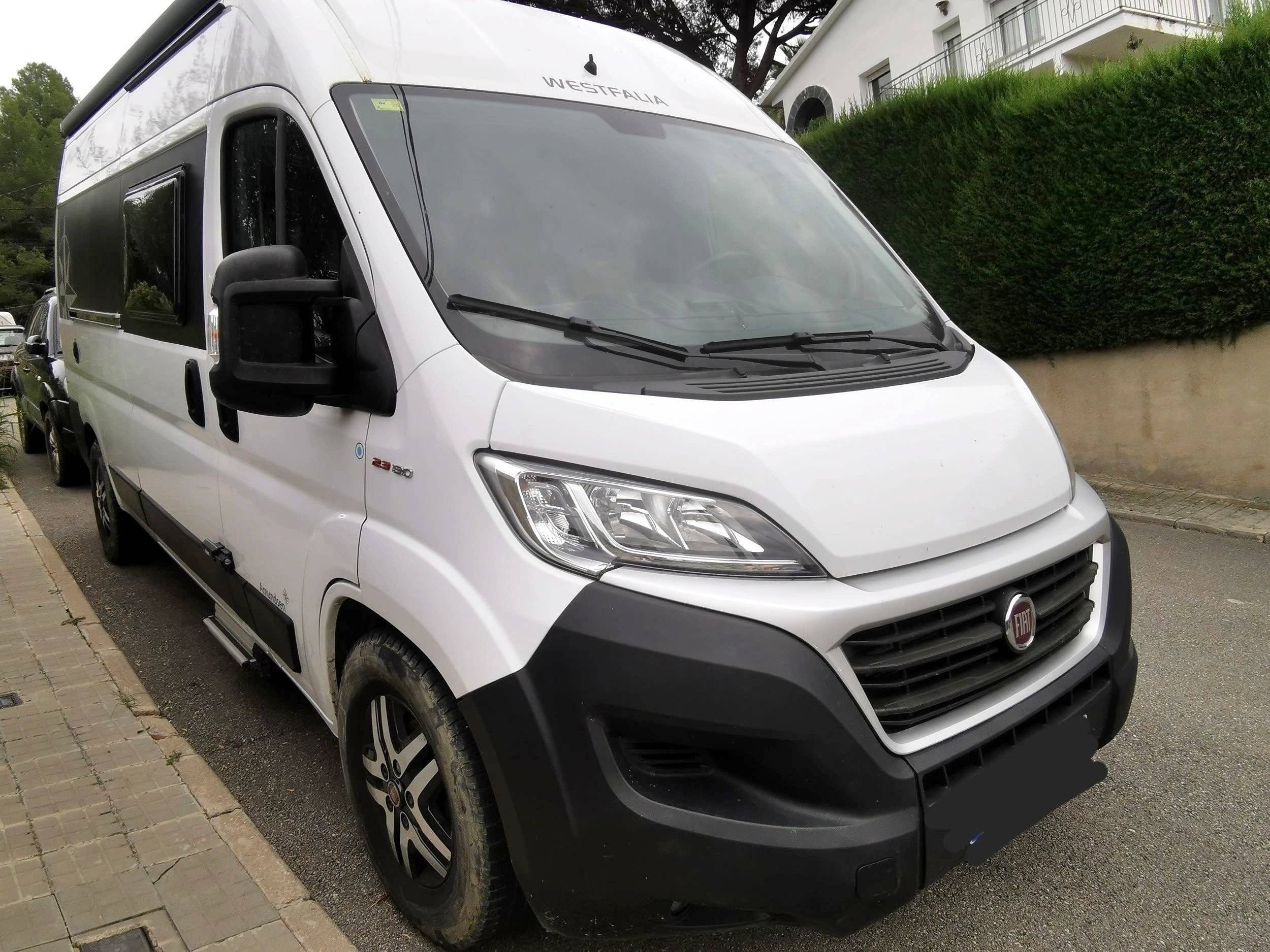 Front view from 3/4 Fiat Ducato 2,3 l 130 ch - Yescapa