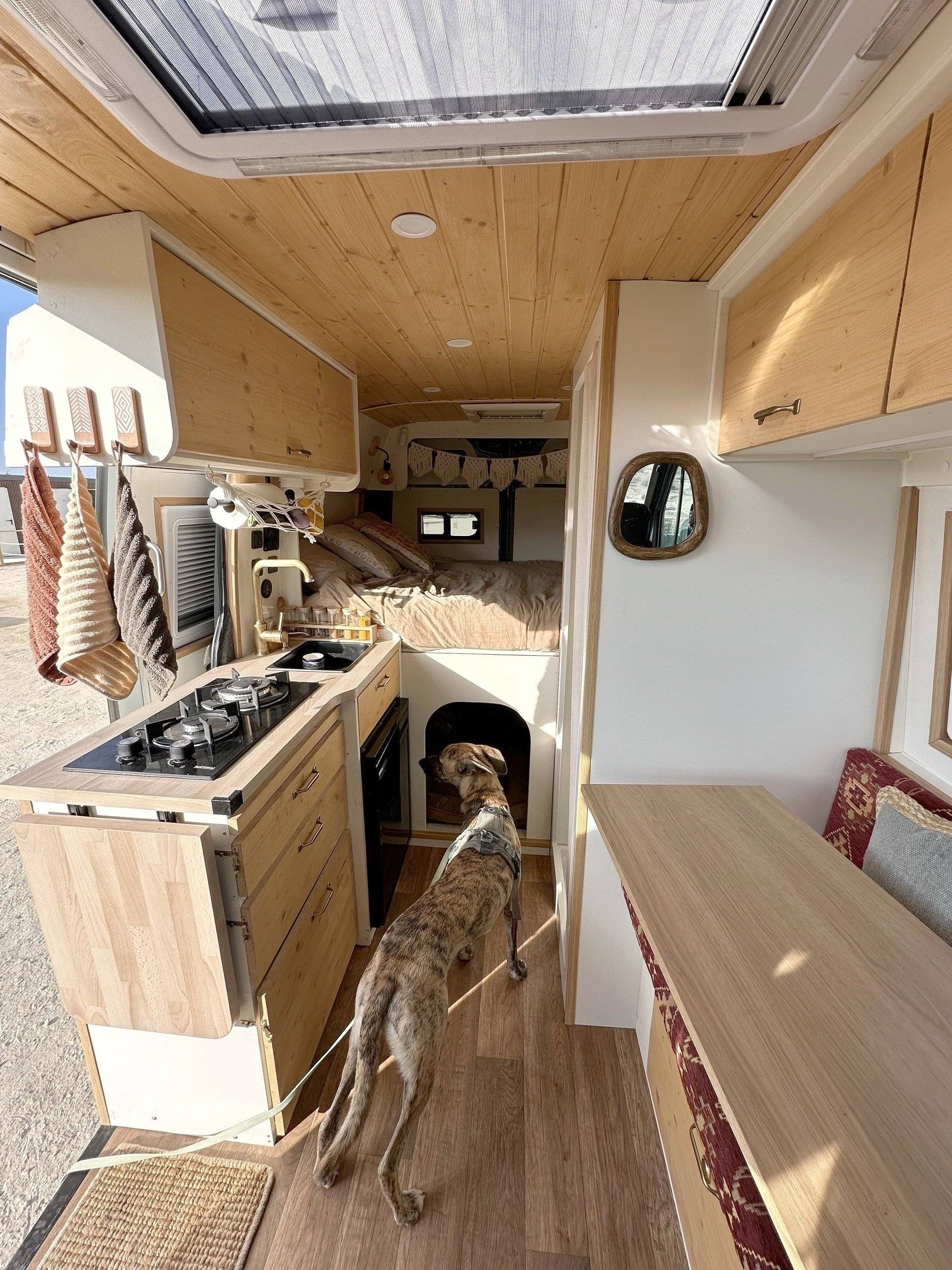 Dining Area Renault Master 2,3 l 125 ch - Yescapa