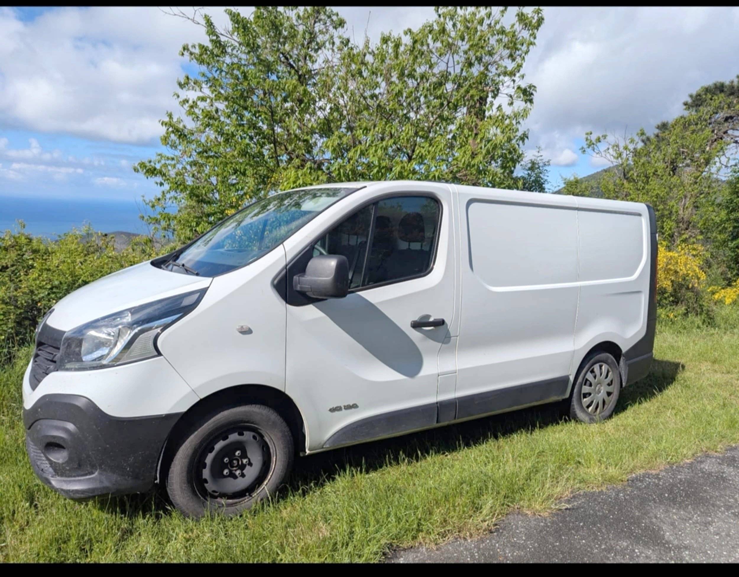 Vue avant de 3/4 Renault Trafic 3 L1H1 - Yescapa