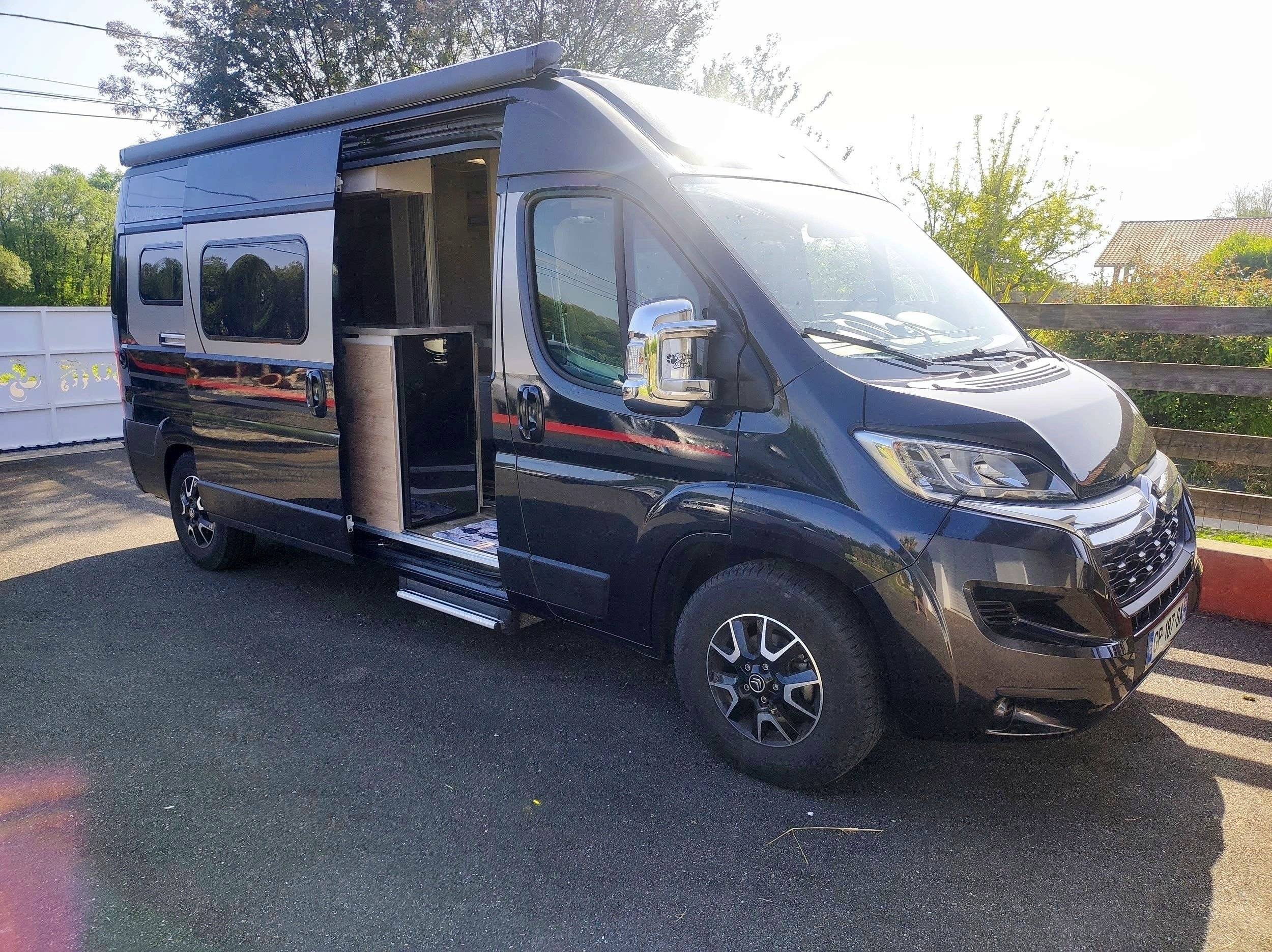 Vista de 3/4 Citroën Jumper 2,0l 163 ch - Yescapa