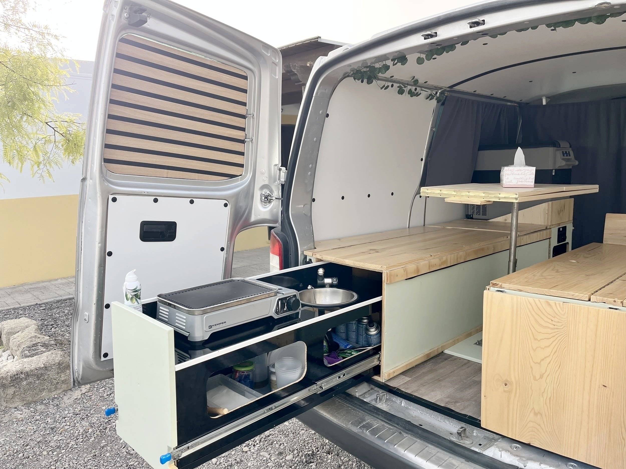 Área de jantar Volkswagen T5 TDI 104 ch - Yescapa